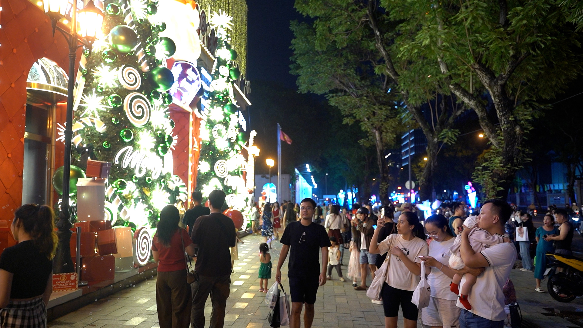 VIDEO: TPHCM rộn ràng không khí Giáng sinh, check-in cà phê ngắm "tuyết rơi"- Ảnh 10.