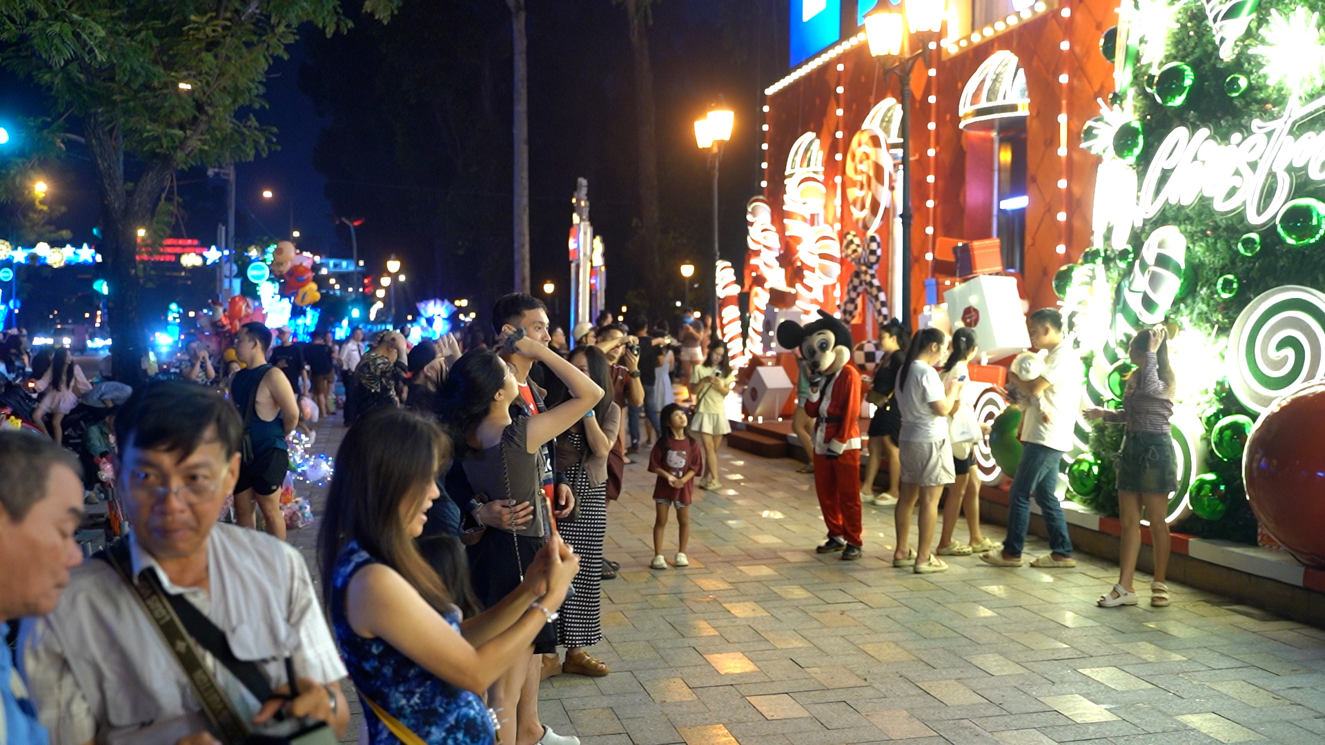 VIDEO: TPHCM rộn ràng không khí Giáng sinh, check-in cà phê ngắm "tuyết rơi"- Ảnh 8.