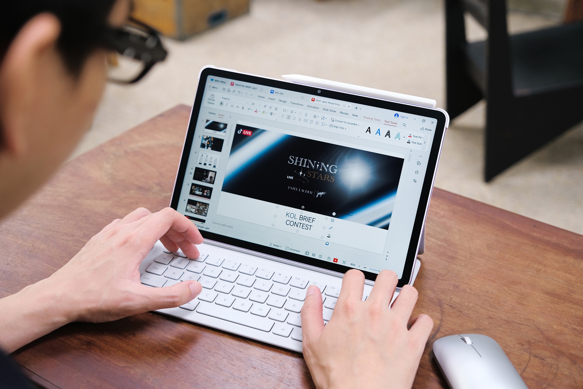 Mẫu tablet giá dưới 10 triệu đồng: dùng như máy tính, có màu tím lạ mắt- Ảnh 4. Mẫu tablet giá dưới 10 triệu đồng: dùng như máy tính, có màu tím lạ mắt- Ảnh 4.