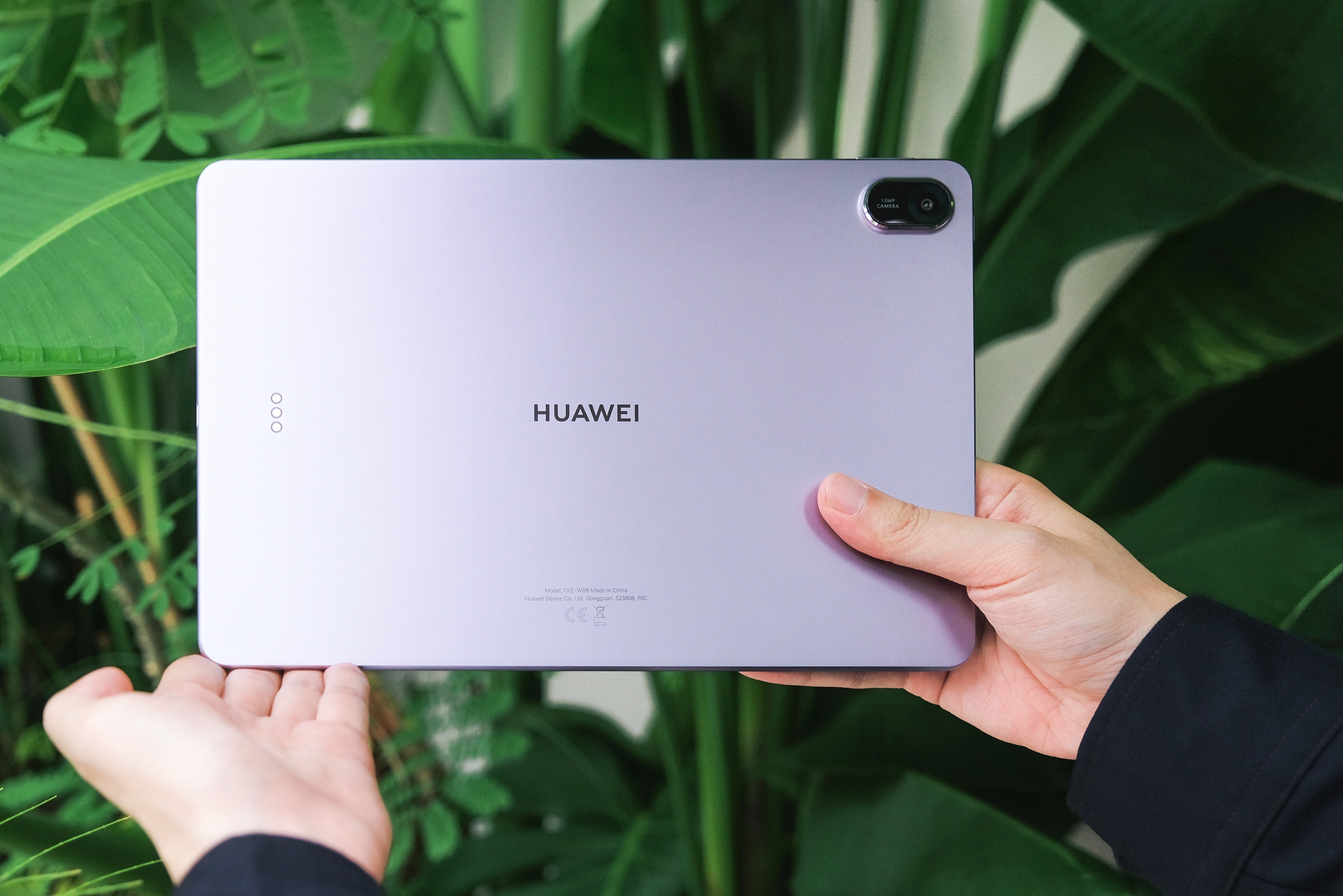 Mẫu tablet giá dưới 10 triệu đồng: dùng như máy tính, có màu tím lạ mắt- Ảnh 1. Mẫu tablet giá dưới 10 triệu đồng: dùng như máy tính, có màu tím lạ mắt- Ảnh 1.