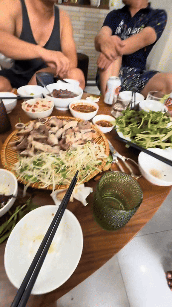 Khách Tây thốt lên sau khi ăn món bình dân, quen thuộc của nhiều người Việt: 