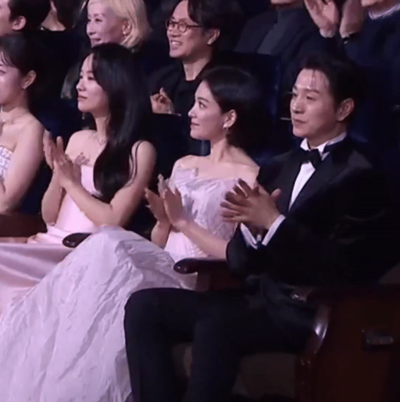 Song Hye Kyo né đi thảm đỏ Rồng Xanh 2025 vì Hyun Bin - Son Ye Jin?- Ảnh 2. Song Hye Kyo né đi thảm đỏ Rồng Xanh 2025 vì Hyun Bin - Son Ye Jin?- Ảnh 2.