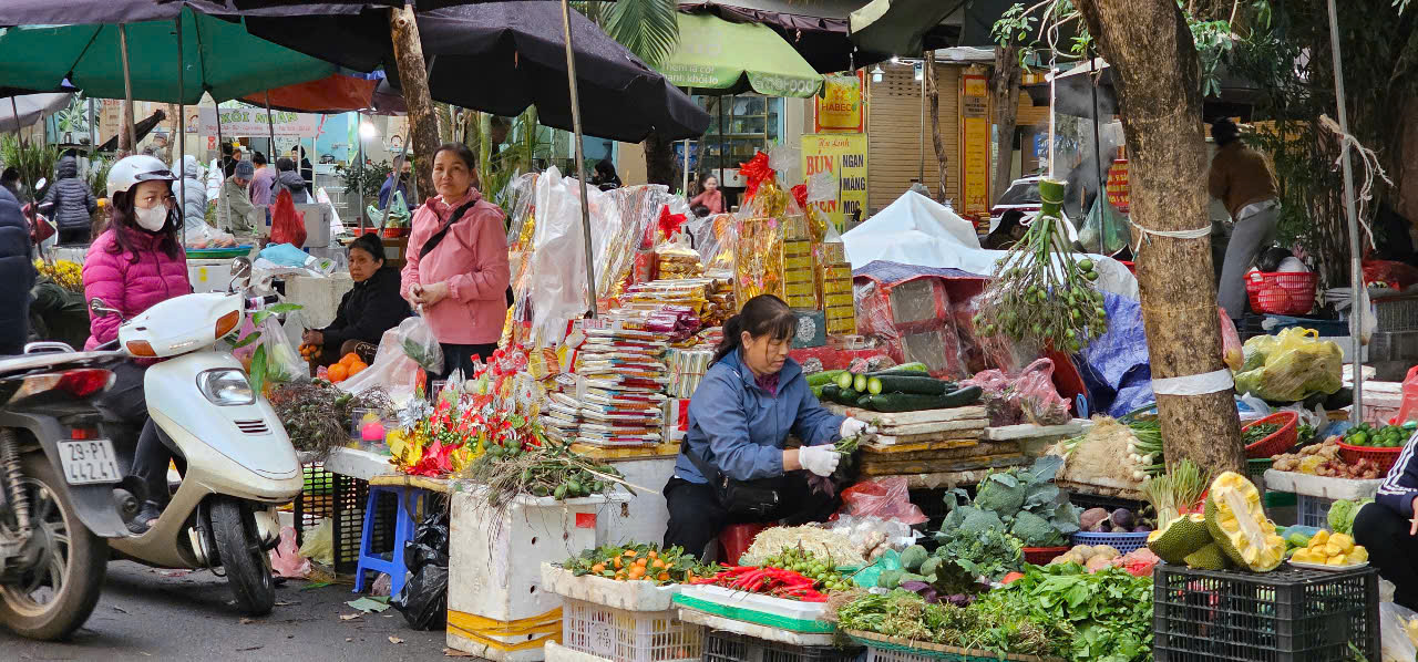 Bát phở có thể tăng giá vì cọng hành, người dân ngóng mãi giá rau xanh không giảm- Ảnh 1.