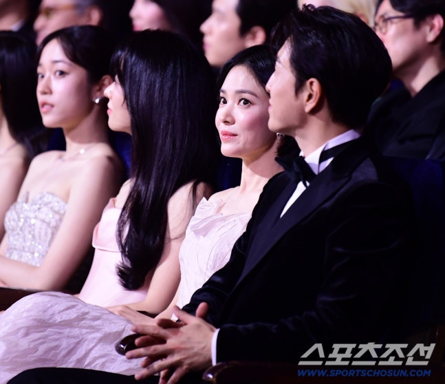 HOT nhất Rồng Xanh 2025: Song Hye Kyo xuất hiện cạnh người đàn ông đặc biệt, danh tính khiến cả MXH lao vào đẩy thuyền- Ảnh 1.