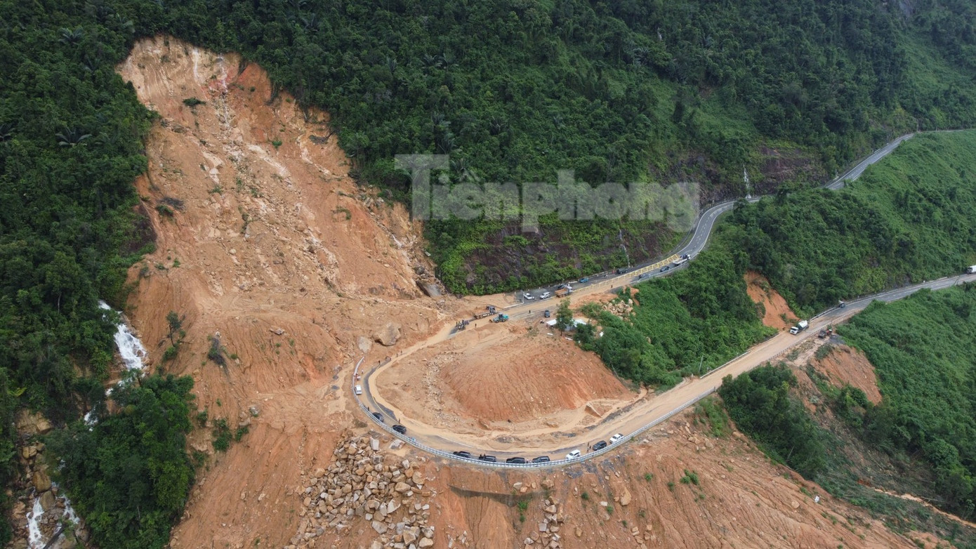 Khách du lịch Đà Lạt vội vã 'quay xe' vì sạt lở đèo- Ảnh 3.
