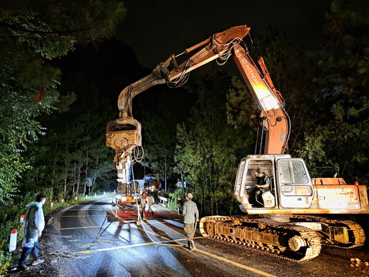 Khách du lịch Đà Lạt vội vã 'quay xe' vì sạt lở đèo- Ảnh 2.