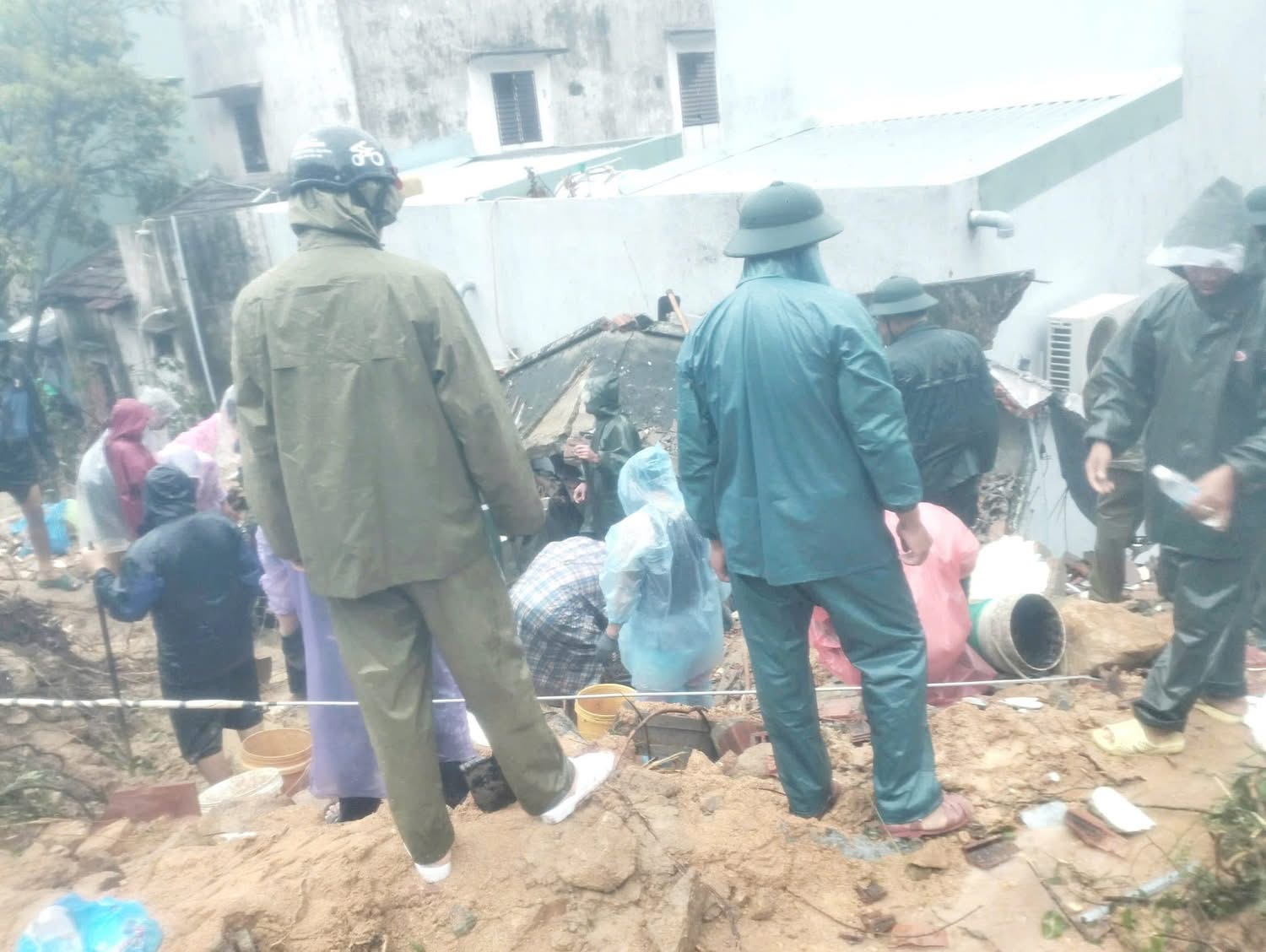 Mưa lũ lịch sử ở Gia Lai: Nhiều người tử vong, nhiều nơi vẫn bị chia cắt- Ảnh 1.