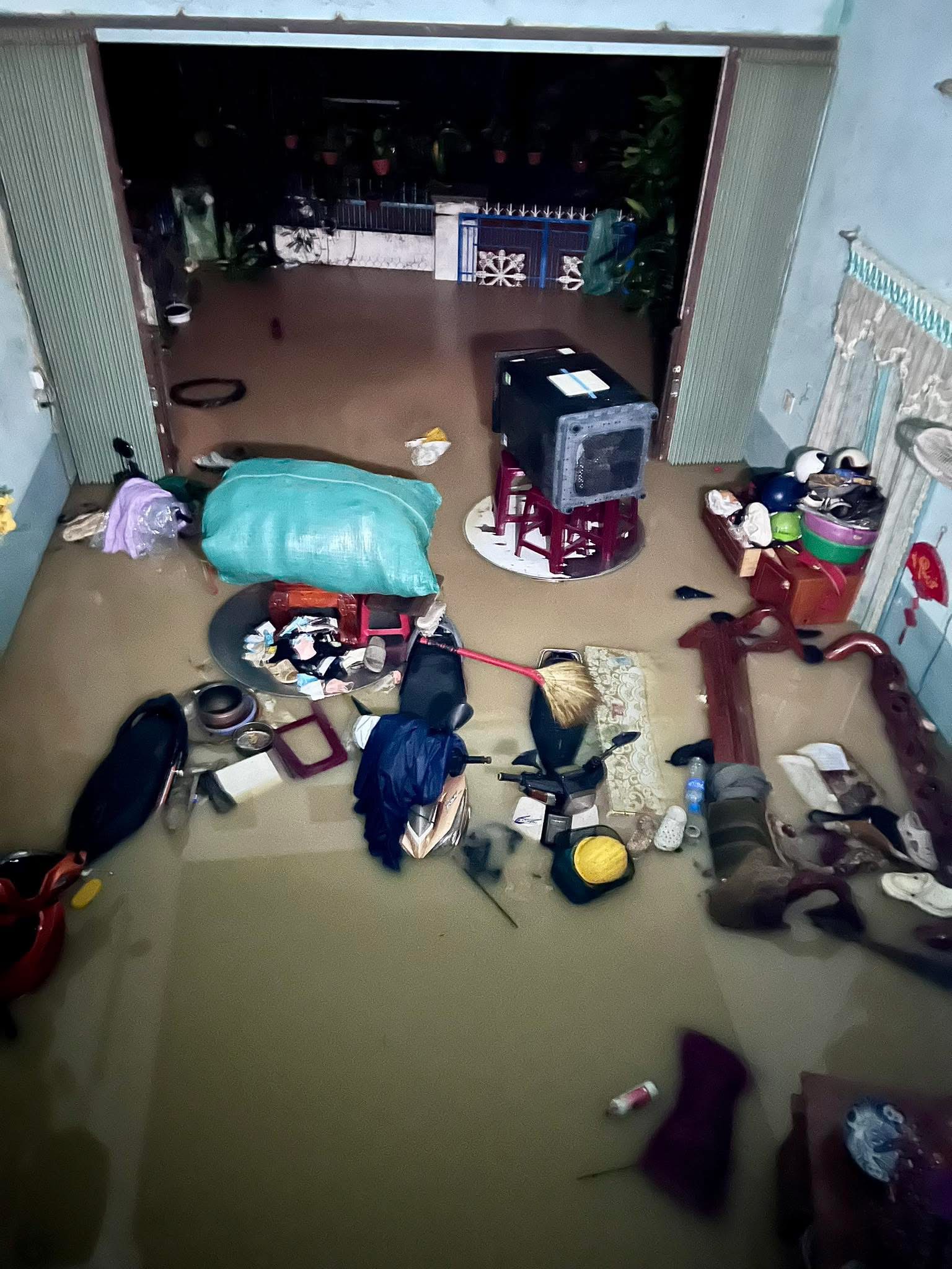 Cận cảnh mưa lũ lịch sử, hàng ngàn nhà dân Gia Lai chìm trong biển nước- Ảnh 2.