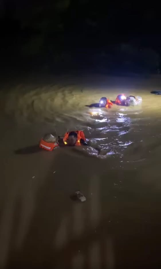 Cận cảnh mưa lũ lịch sử, hàng ngàn nhà dân Gia Lai chìm trong biển nước- Ảnh 4.