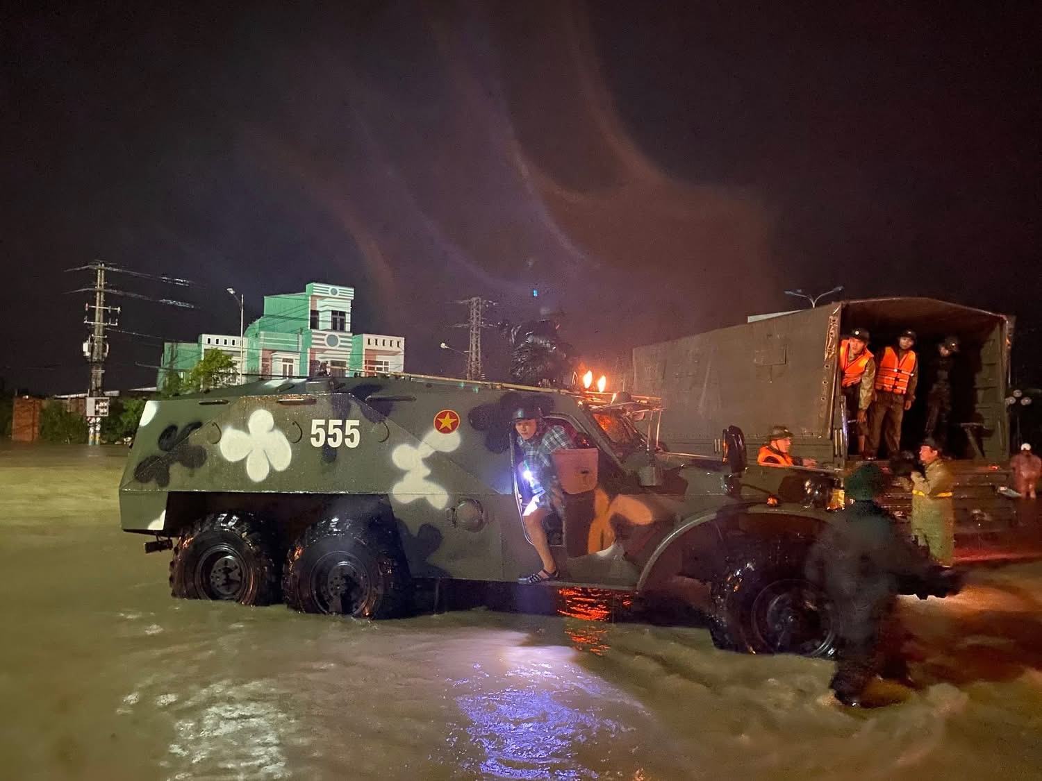 Cận cảnh mưa lũ lịch sử, hàng ngàn nhà dân Gia Lai chìm trong biển nước- Ảnh 5.