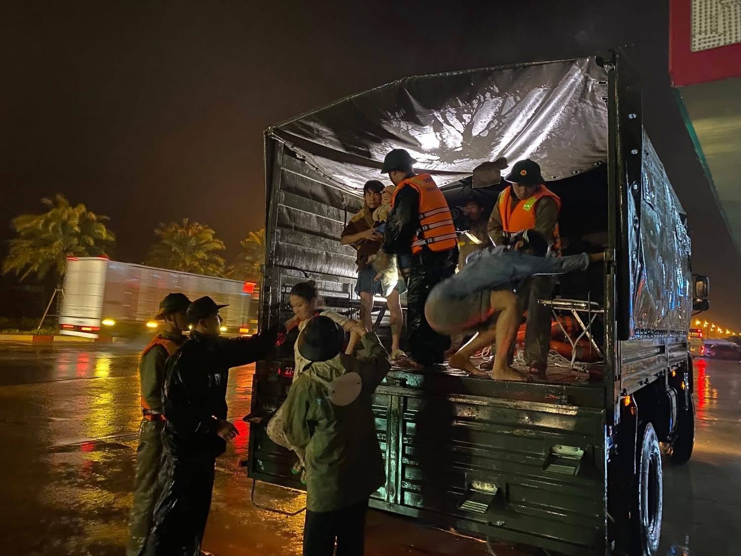 Cận cảnh mưa lũ lịch sử, hàng ngàn nhà dân Gia Lai chìm trong biển nước- Ảnh 6.