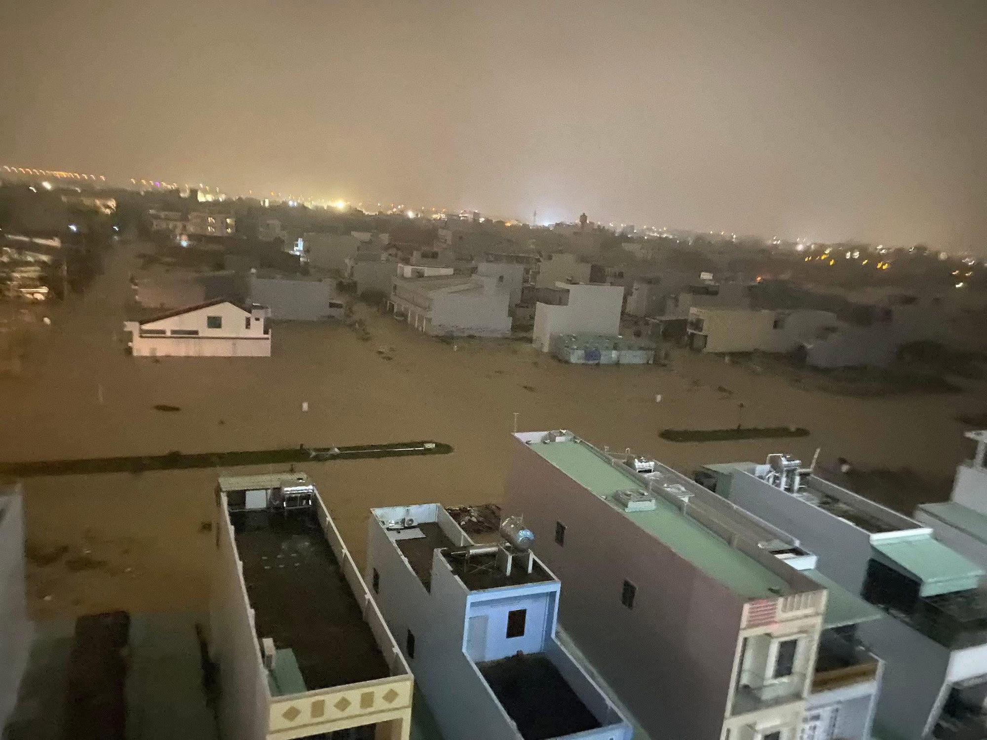 Cận cảnh mưa lũ lịch sử, hàng ngàn nhà dân Gia Lai chìm trong biển nước- Ảnh 8.