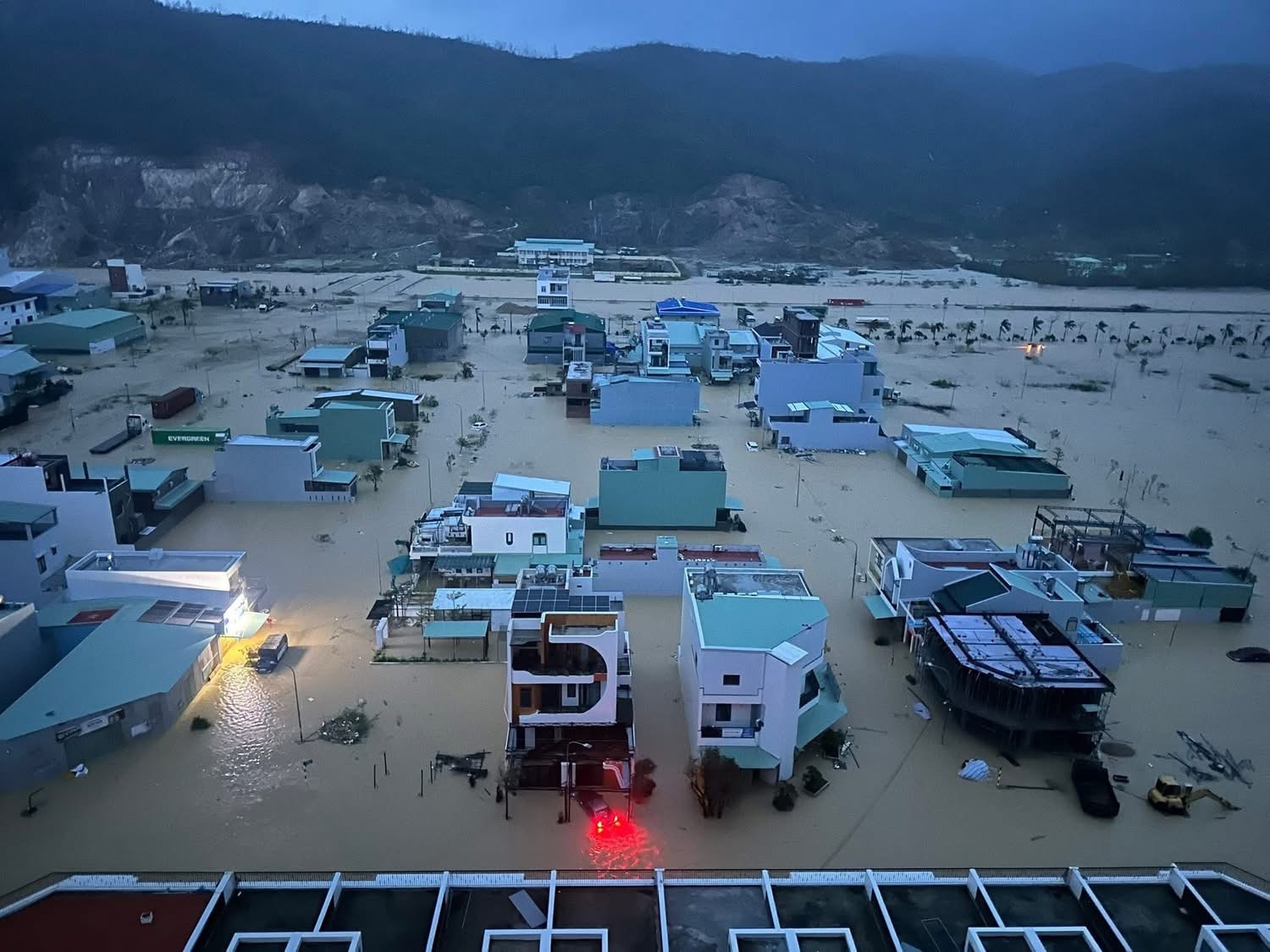 Cận cảnh mưa lũ lịch sử, hàng ngàn nhà dân Gia Lai chìm trong biển nước- Ảnh 9.