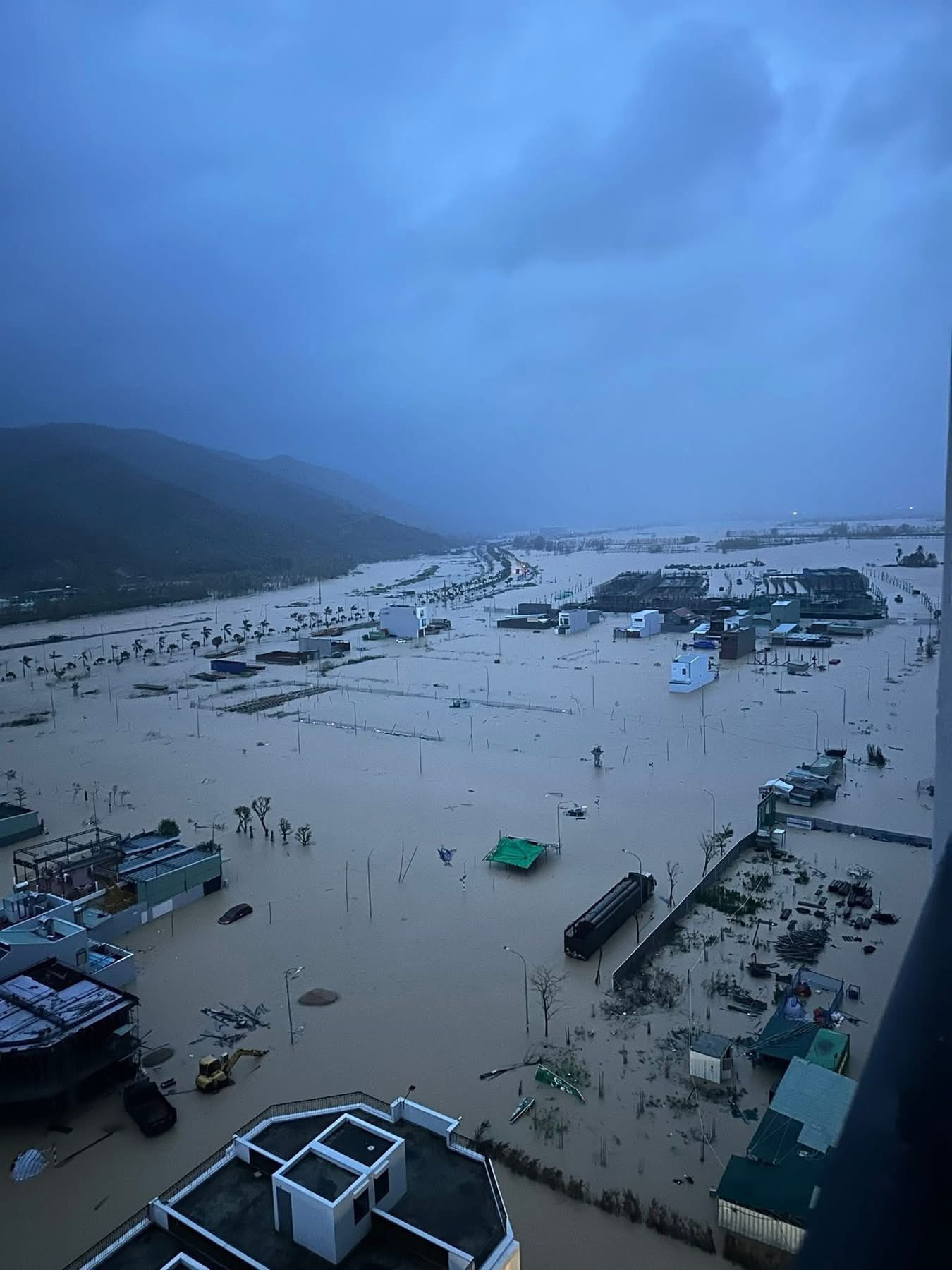 Cận cảnh mưa lũ lịch sử, hàng ngàn nhà dân Gia Lai chìm trong biển nước- Ảnh 10.