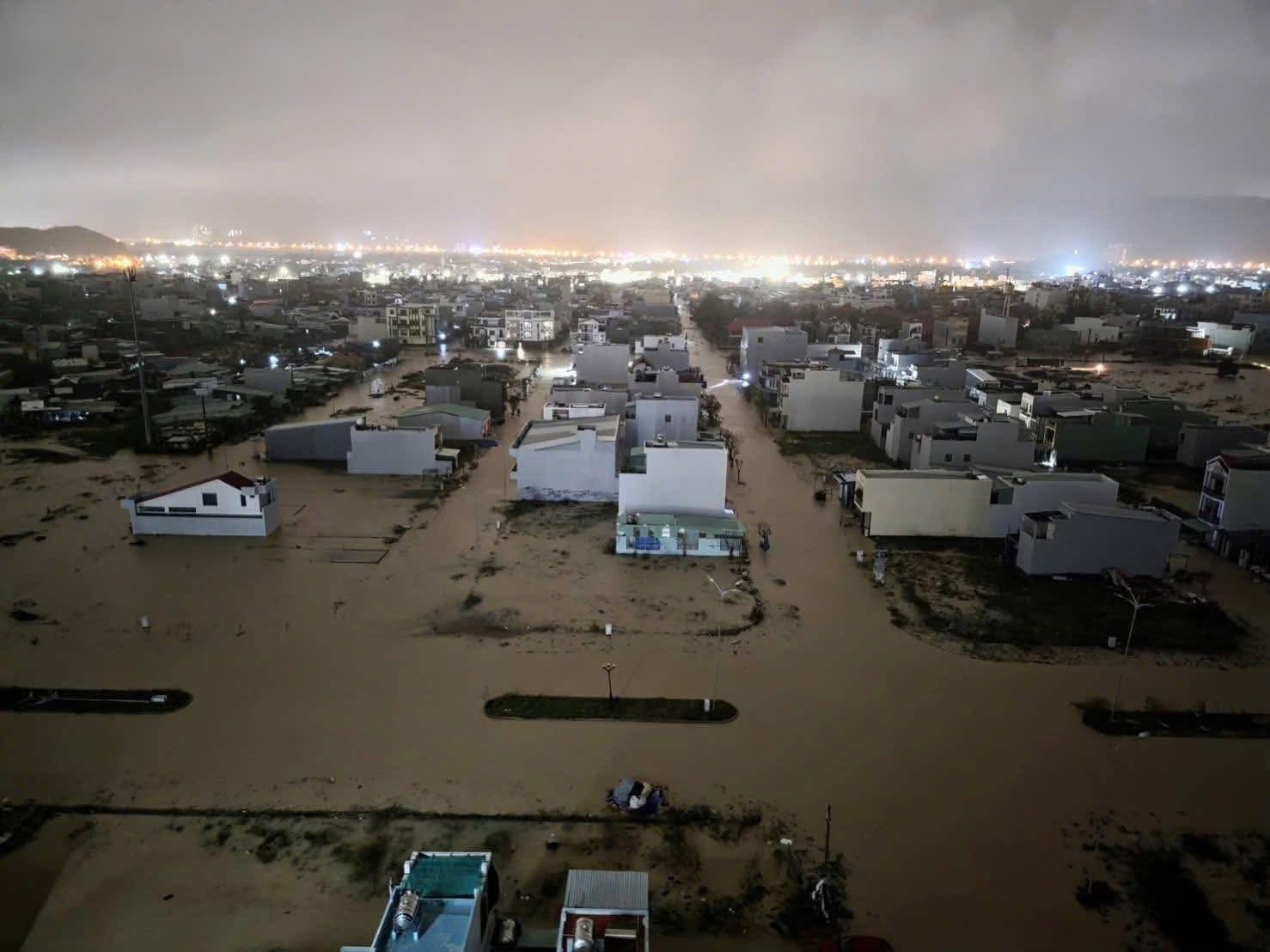 Cận cảnh mưa lũ lịch sử, hàng ngàn nhà dân Gia Lai chìm trong biển nước- Ảnh 11.