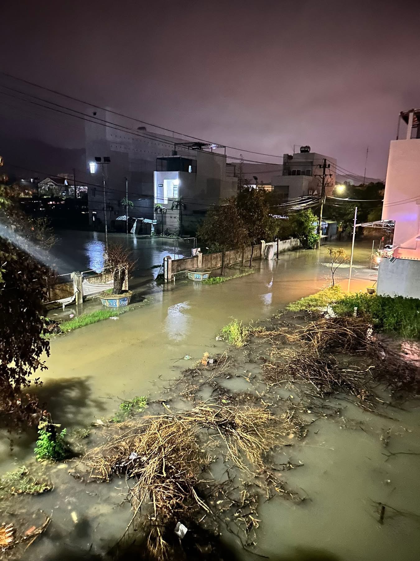 Cận cảnh mưa lũ lịch sử, hàng ngàn nhà dân Gia Lai chìm trong biển nước- Ảnh 13.