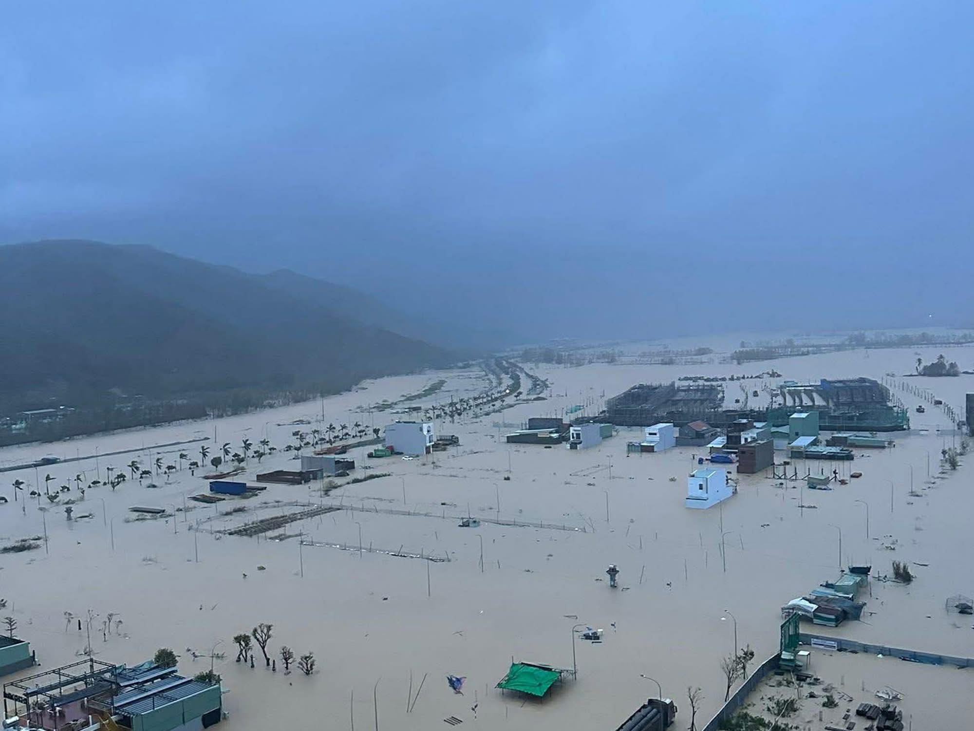 Cận cảnh mưa lũ lịch sử, hàng ngàn nhà dân Gia Lai chìm trong biển nước- Ảnh 16.