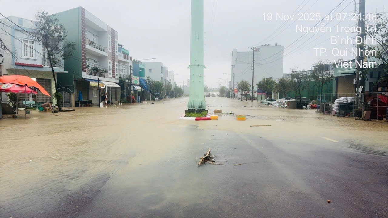 Cận cảnh mưa lũ lịch sử, hàng ngàn nhà dân Gia Lai chìm trong biển nước- Ảnh 17.