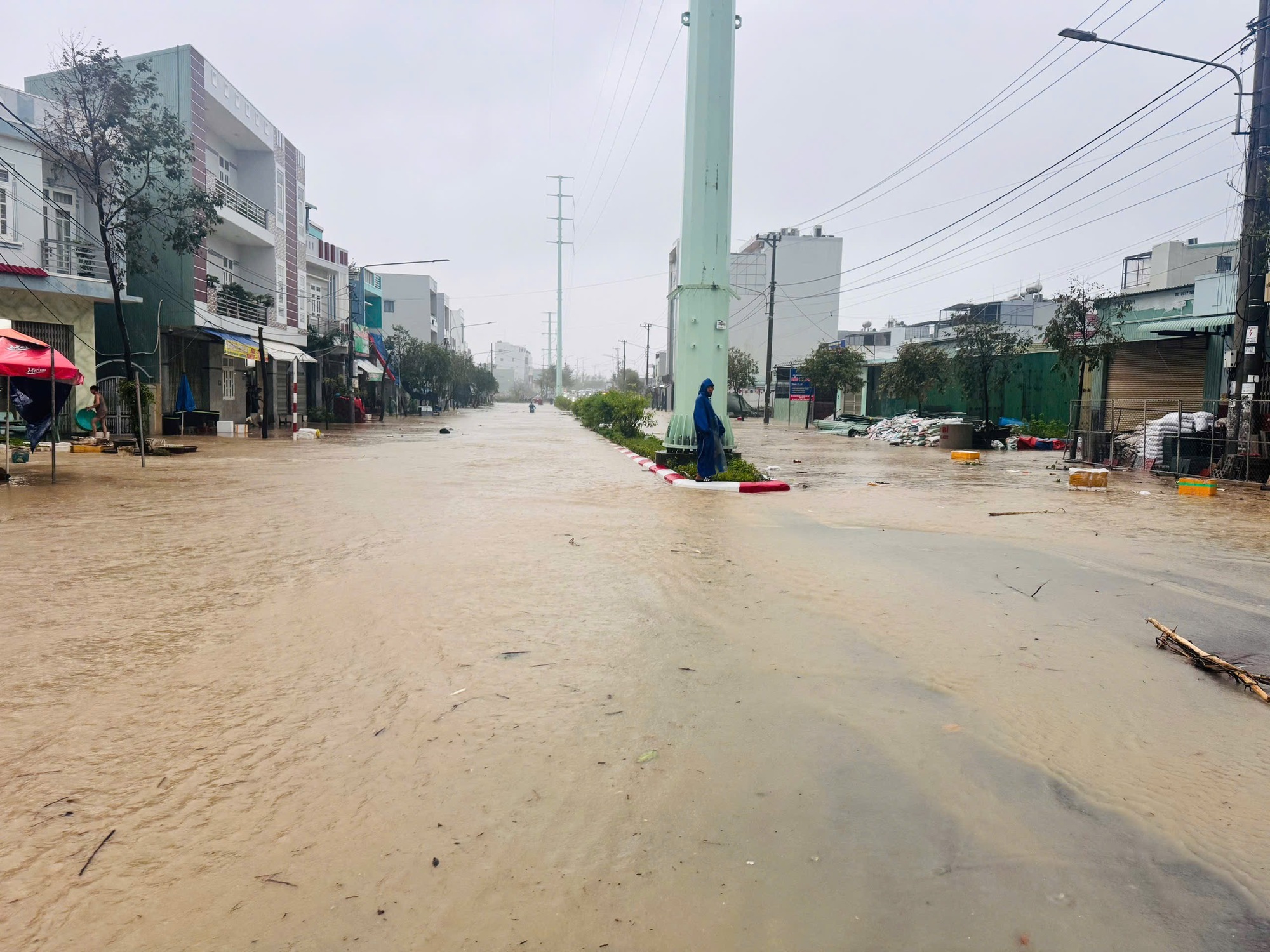 Cận cảnh mưa lũ lịch sử, hàng ngàn nhà dân Gia Lai chìm trong biển nước- Ảnh 18.