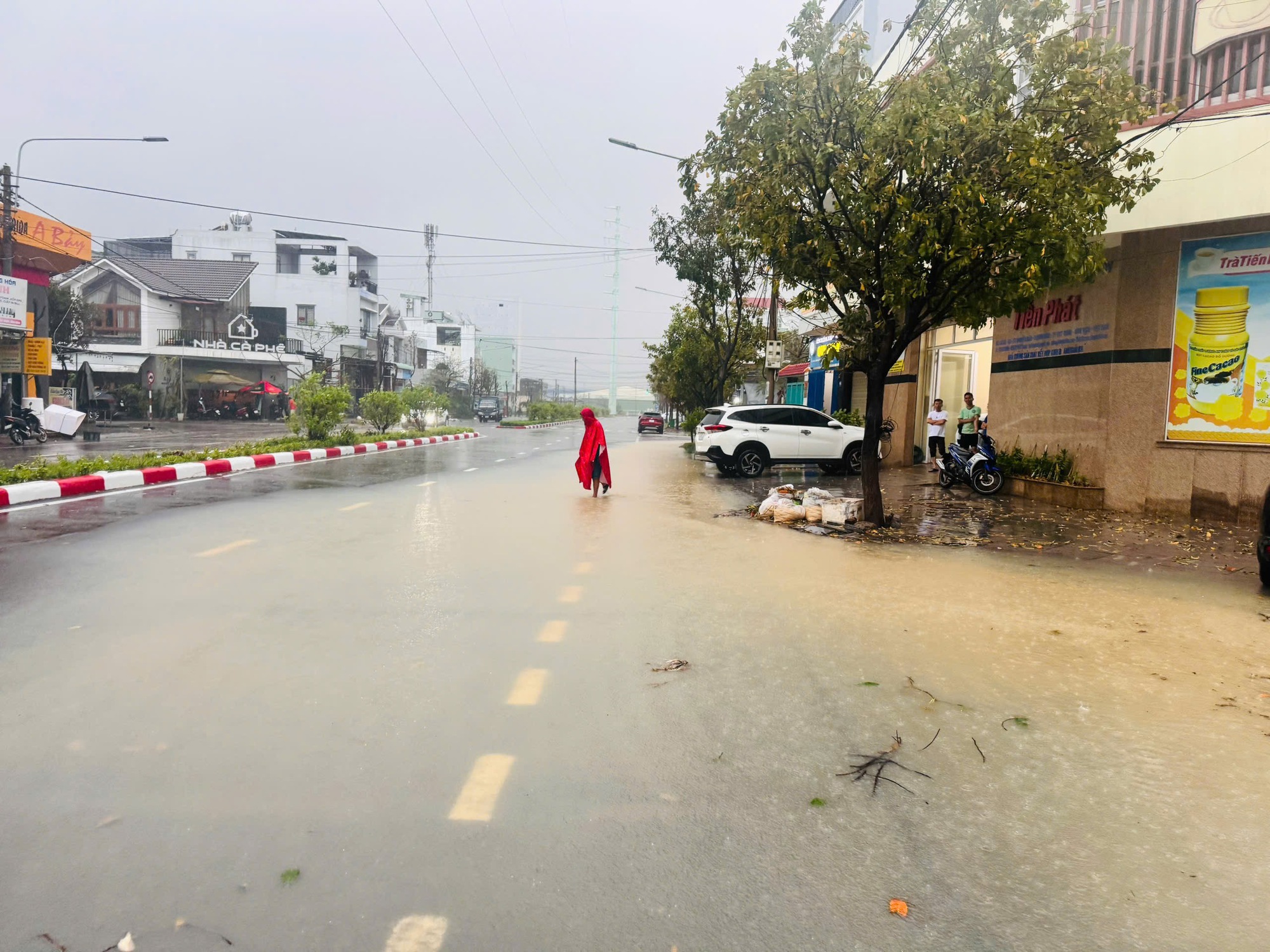 Cận cảnh mưa lũ lịch sử, hàng ngàn nhà dân Gia Lai chìm trong biển nước- Ảnh 21.