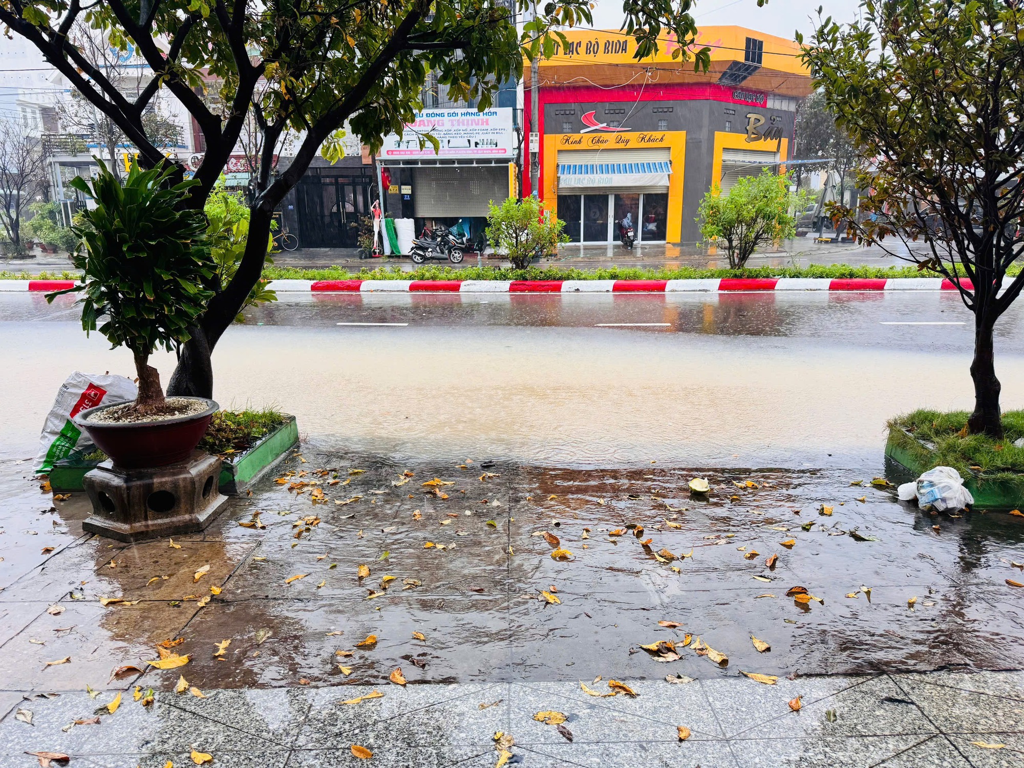 Cận cảnh mưa lũ lịch sử, hàng ngàn nhà dân Gia Lai chìm trong biển nước- Ảnh 22.