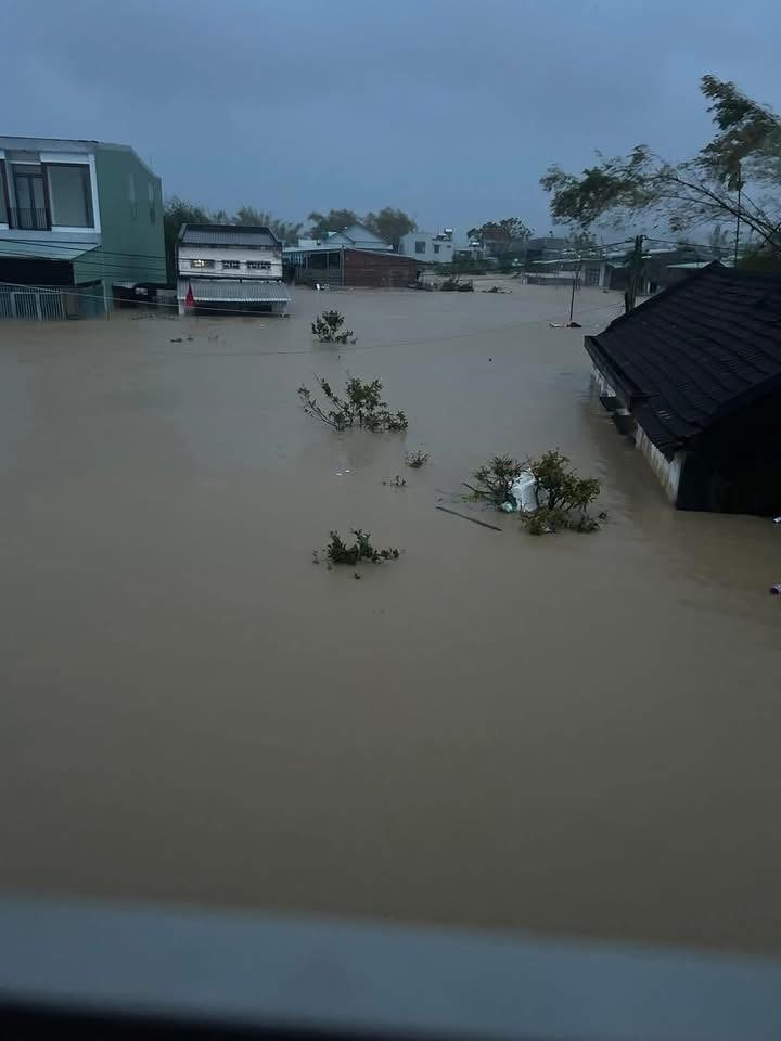 Cận cảnh mưa lũ lịch sử, hàng ngàn nhà dân Gia Lai chìm trong biển nước- Ảnh 24.