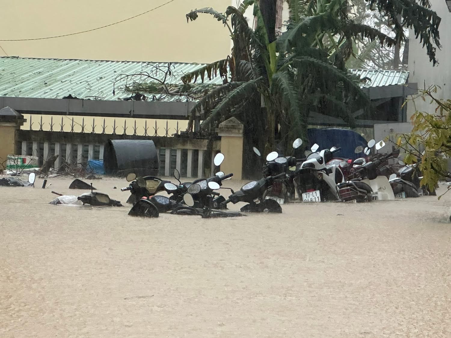 Cận cảnh mưa lũ lịch sử, hàng ngàn nhà dân Gia Lai chìm trong biển nước- Ảnh 29.