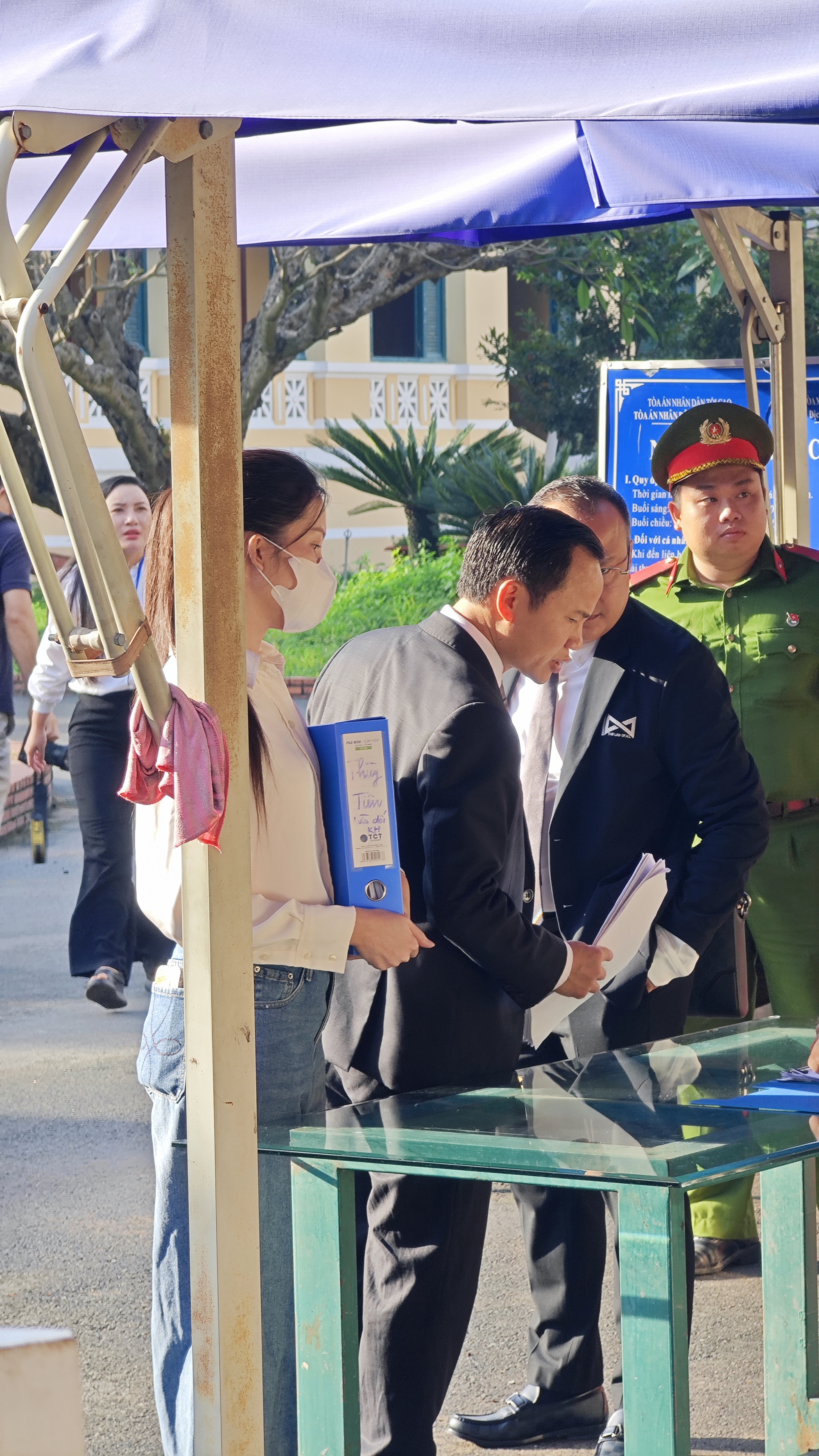 Hoa khôi Thuý Vi mang đến phiên toà xét xử Thuỳ Tiên 1 chiếc hộp, bên trên có dòng chữ cay đắng- Ảnh 1. Hoa khôi Thuý Vi mang đến phiên toà xét xử Thuỳ Tiên 1 chiếc hộp, bên trên có dòng chữ cay đắng- Ảnh 1.