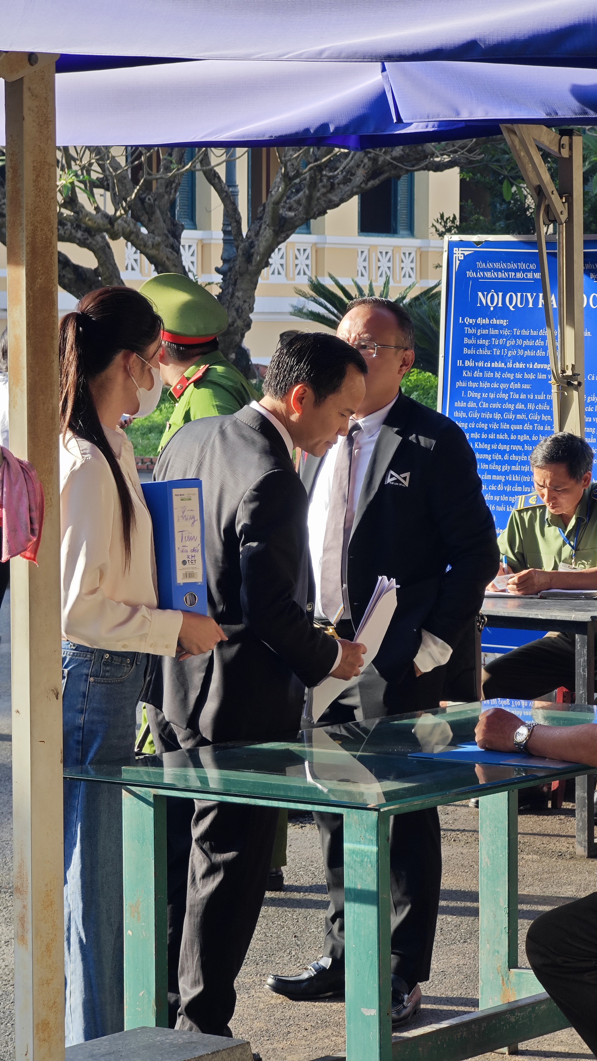 Cận cảnh Thuỳ Tiên bị còng tay áp giải đến toà, mặc áo màu xanh đặc biệt gây chú ý- Ảnh 6.