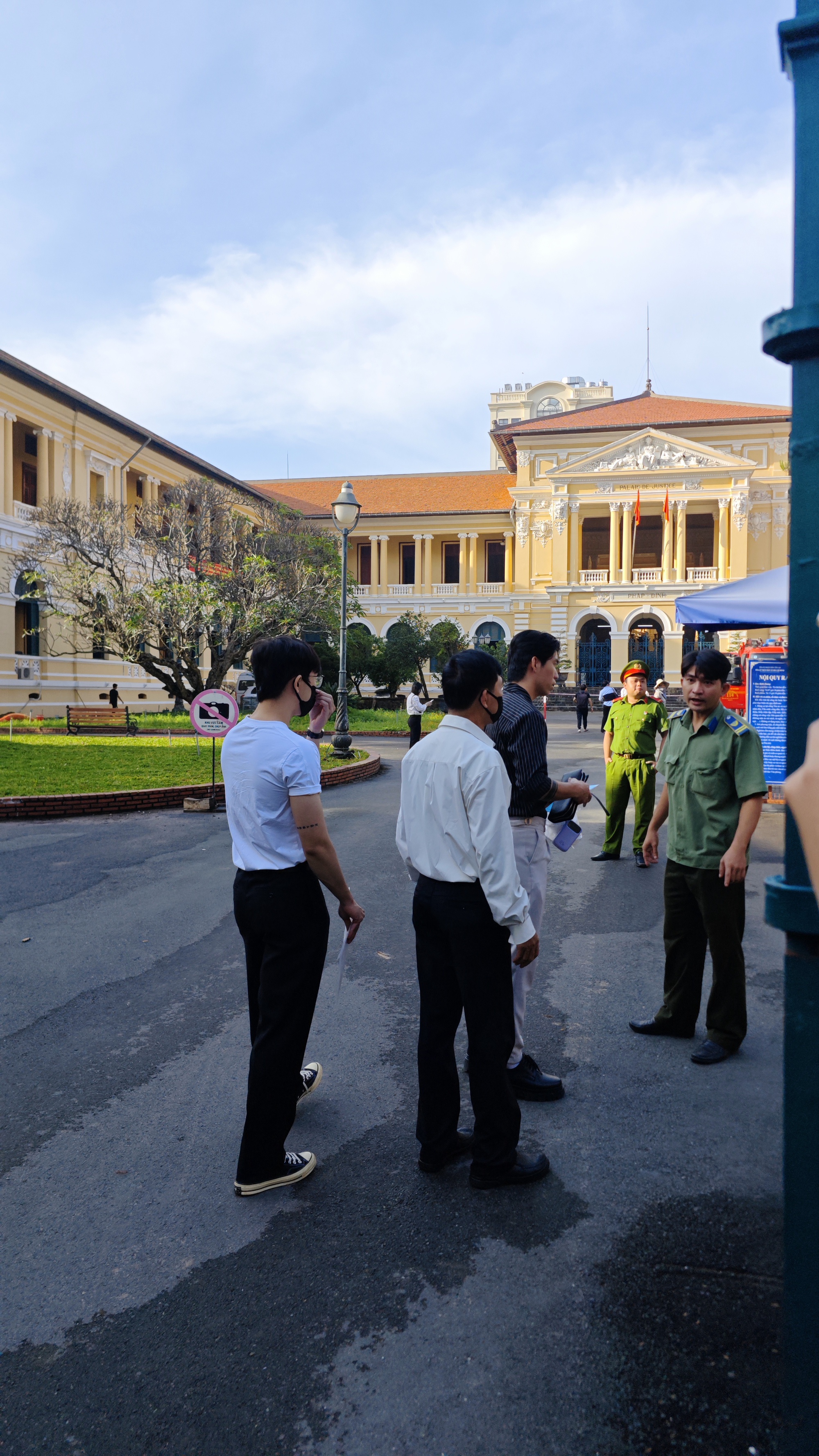 Hằng Du Mục và Quang Linh Vlogs tại tòa sáng nay, người thân xuất hiện từ sớm- Ảnh 7. Hằng Du Mục và Quang Linh Vlogs tại tòa sáng nay, người thân xuất hiện từ sớm- Ảnh 7.