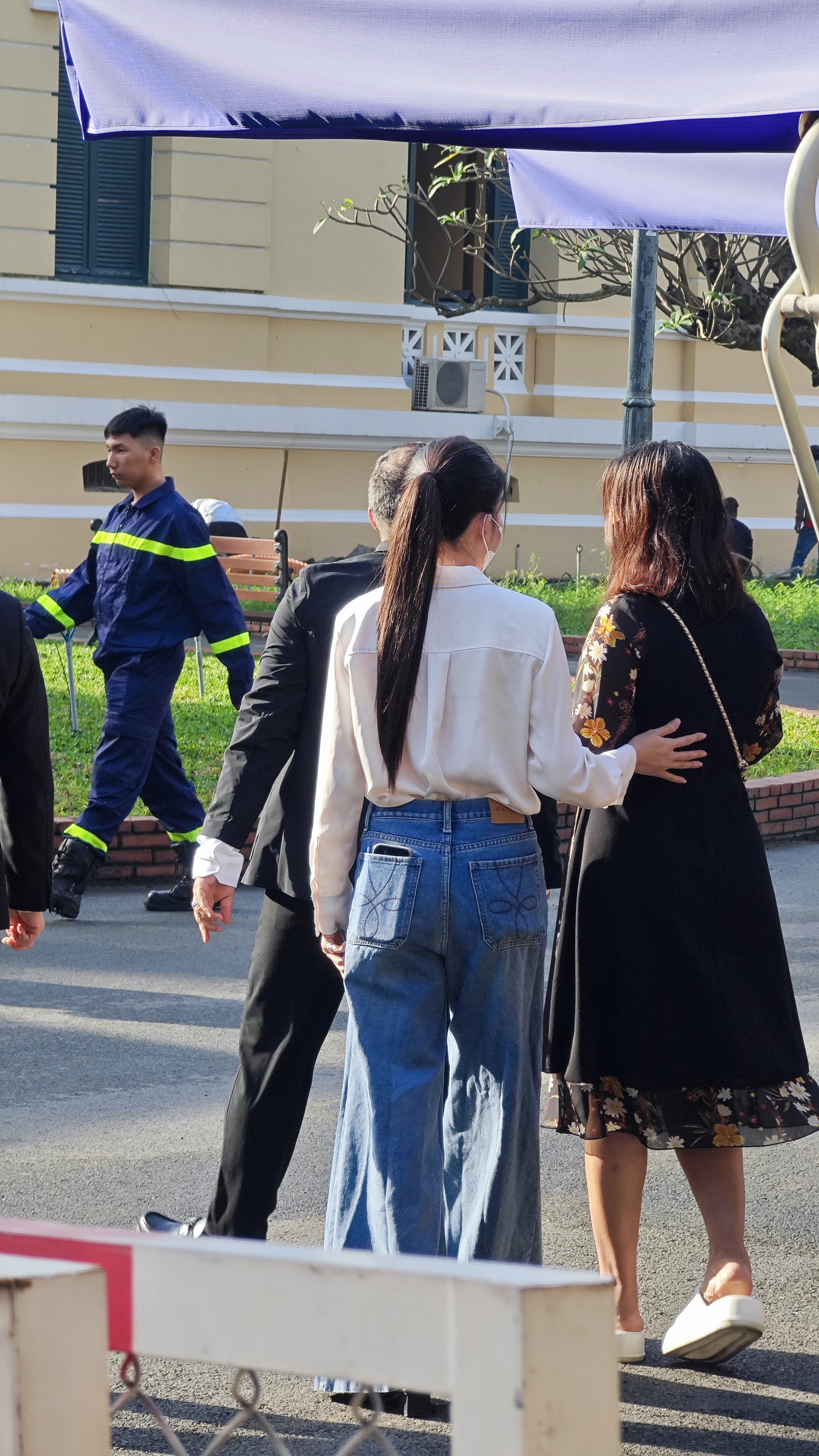 Hoa khôi Thuý Vi mang đến phiên toà xét xử Thuỳ Tiên 1 chiếc hộp, bên trên có dòng chữ cay đắng- Ảnh 4. Hoa khôi Thuý Vi mang đến phiên toà xét xử Thuỳ Tiên 1 chiếc hộp, bên trên có dòng chữ cay đắng- Ảnh 4.