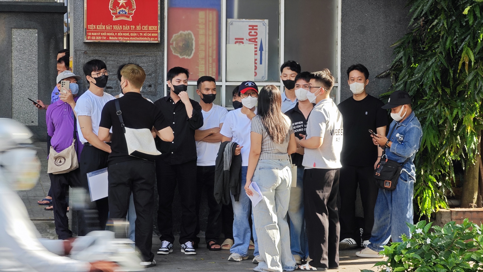 Mẹ Thuỳ Tiên ngồi lặng lẽ chờ phiên toà xét xử- Ảnh 5.