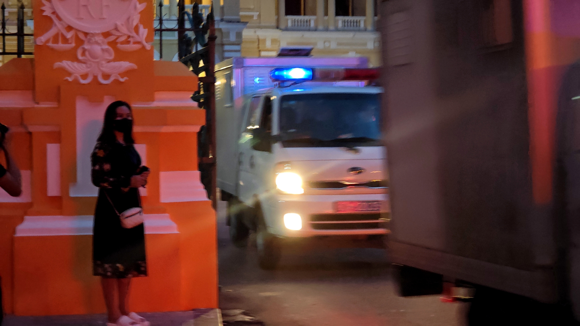 Mẹ Thùy Tiên gục khóc, con gái vẫy tay chào sau khi nghe tòa tuyên án 2 năm tù- Ảnh 9. Mẹ Thùy Tiên gục khóc, con gái vẫy tay chào sau khi nghe tòa tuyên án 2 năm tù- Ảnh 9.