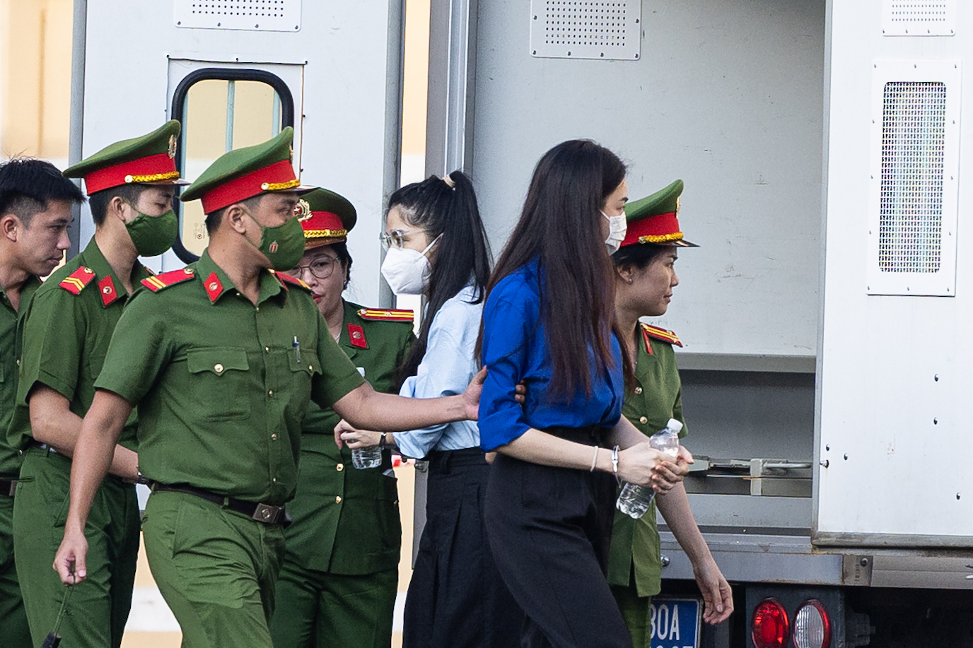 Cận cảnh Thuỳ Tiên bị còng tay áp giải đến toà, mặc áo màu xanh đặc biệt gây chú ý- Ảnh 3.