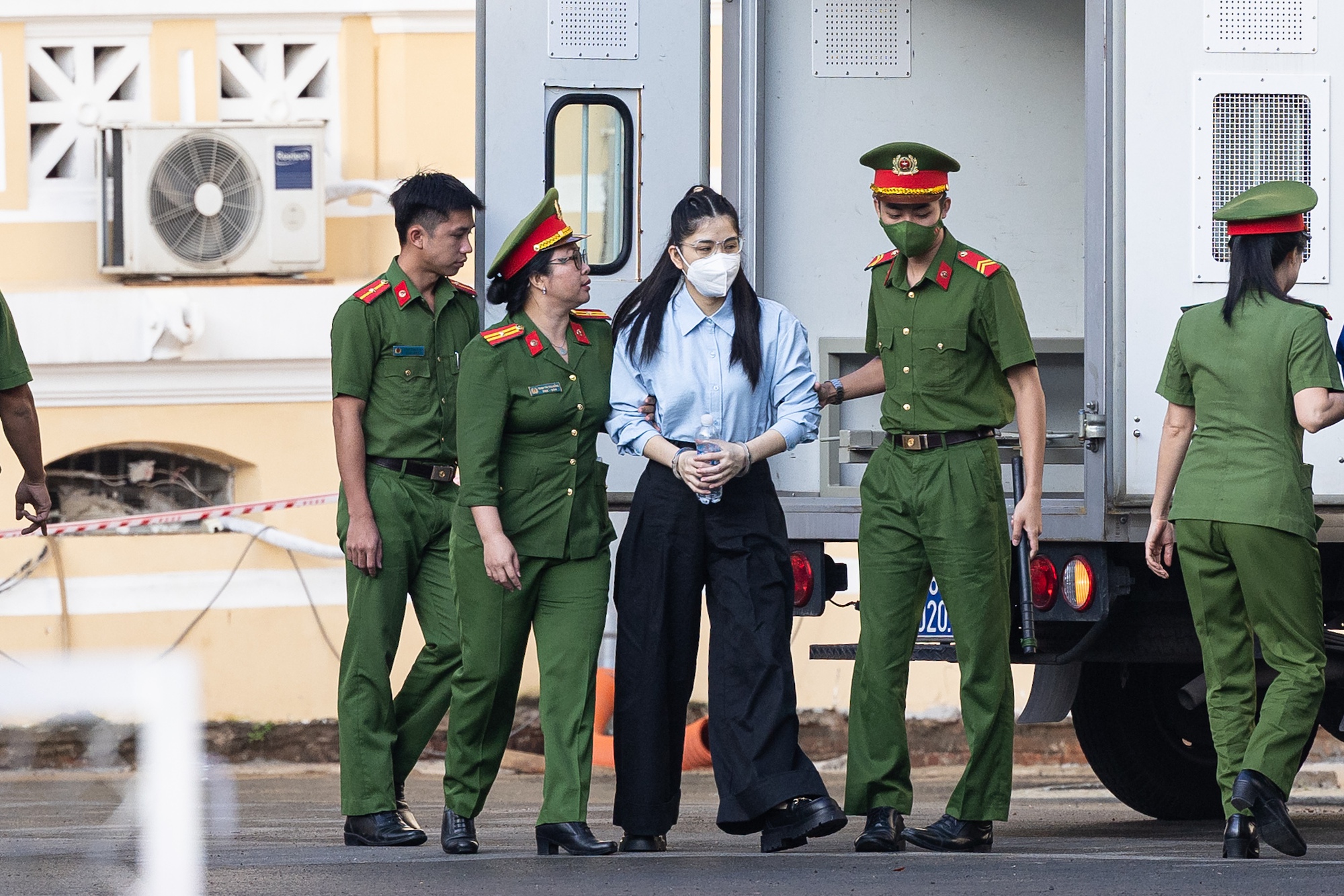 Hằng Du Mục và Quang Linh Vlogs tại tòa sáng nay, người thân xuất hiện từ sớm- Ảnh 2. Hằng Du Mục và Quang Linh Vlogs tại tòa sáng nay, người thân xuất hiện từ sớm- Ảnh 2.