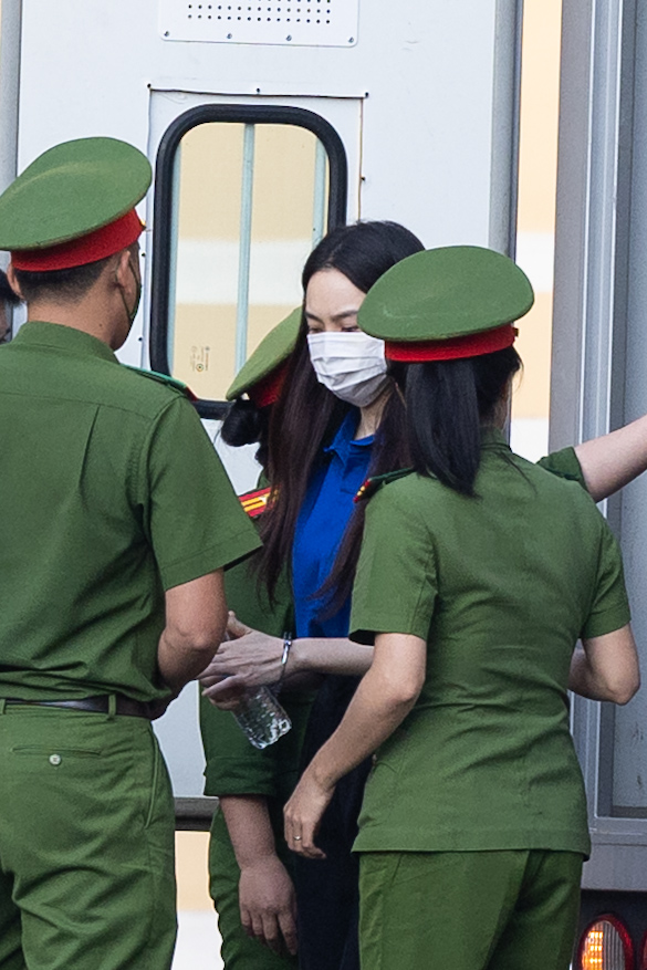 Xét xử vụ kẹo Kera: Rất đông người thân của các bị cáo có mặt, mẹ Hoa hậu Thùy Tiên ngồi lặng trong phòng xét xử- Ảnh 4.