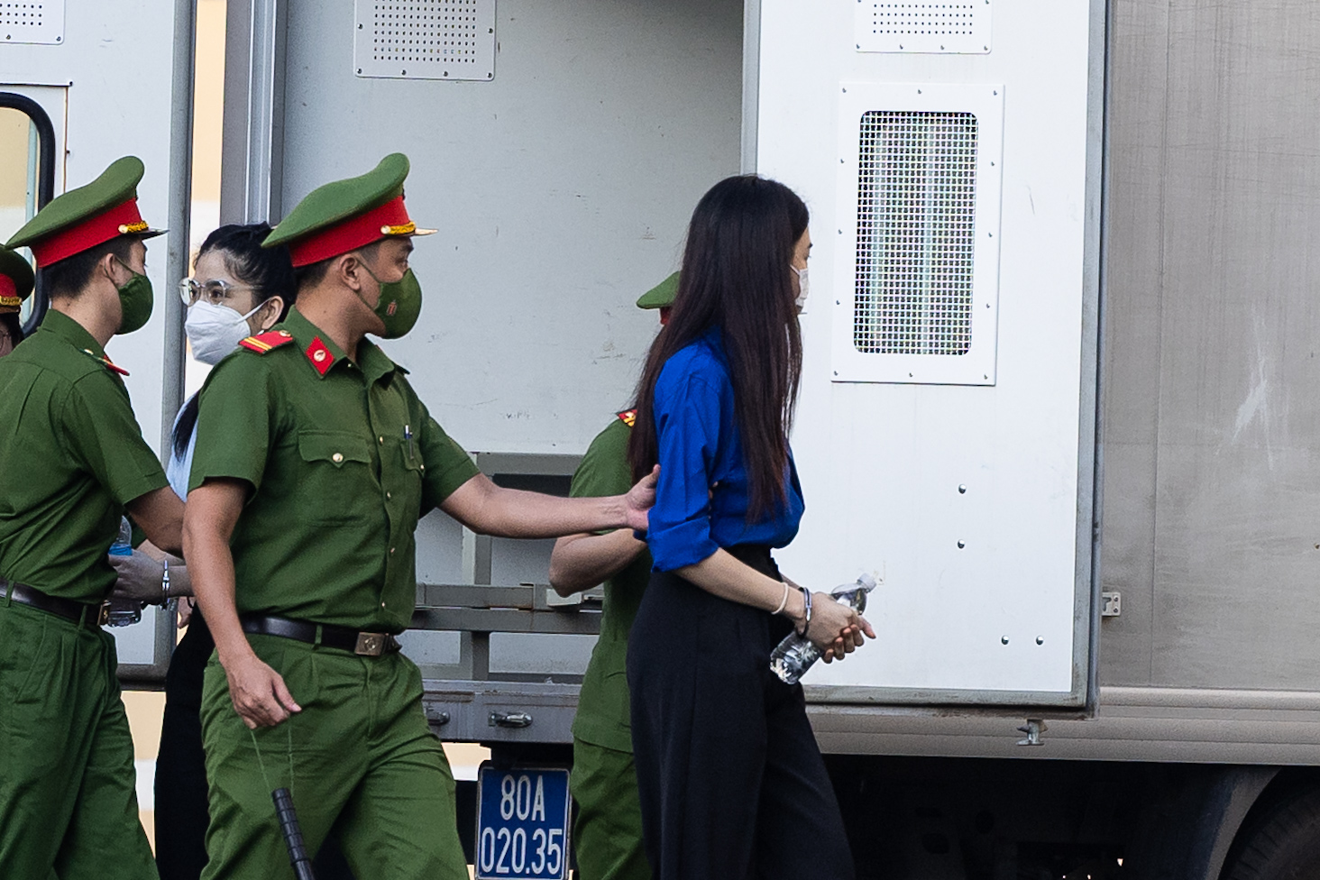 Cận cảnh Thuỳ Tiên bị còng tay áp giải đến toà, mặc áo màu xanh đặc biệt gây chú ý- Ảnh 5.