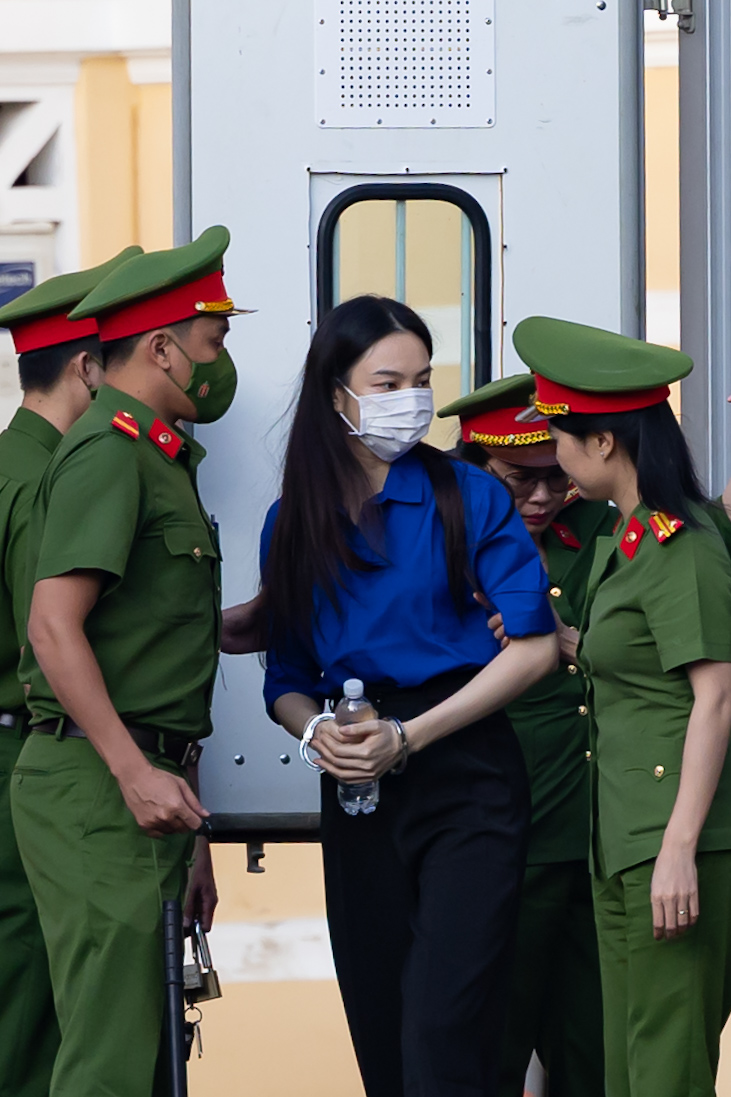 Mẹ Thuỳ Tiên ngồi lặng lẽ chờ phiên toà xét xử- Ảnh 6.