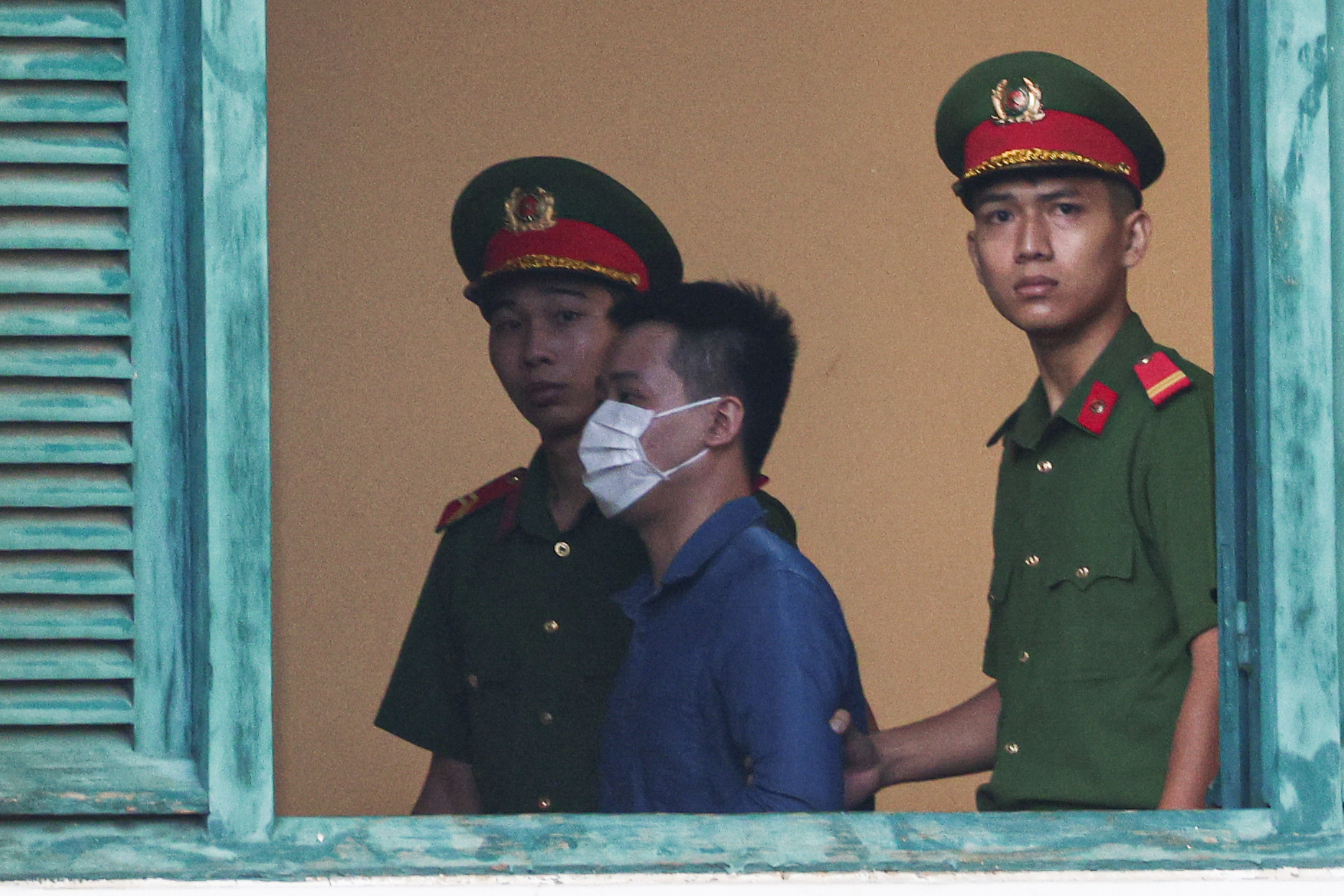 Hằng Du Mục và Quang Linh Vlogs tại tòa sáng nay, người thân xuất hiện từ sớm- Ảnh 6. Hằng Du Mục và Quang Linh Vlogs tại tòa sáng nay, người thân xuất hiện từ sớm- Ảnh 6.