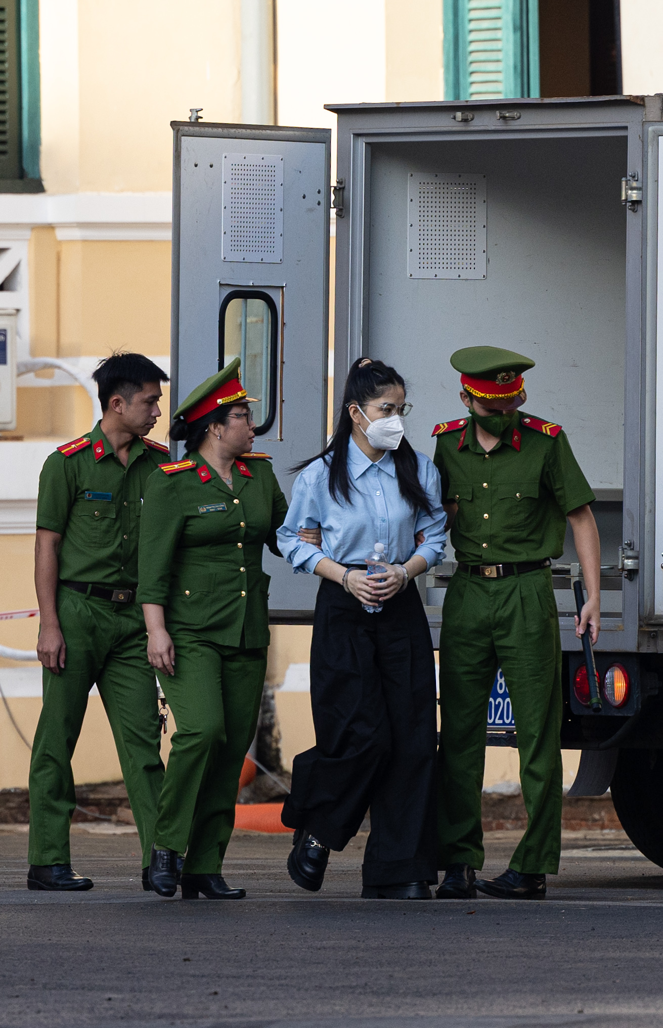 Hằng Du Mục và Quang Linh Vlogs tại tòa sáng nay, người thân xuất hiện từ sớm- Ảnh 1. Hằng Du Mục và Quang Linh Vlogs tại tòa sáng nay, người thân xuất hiện từ sớm- Ảnh 1.