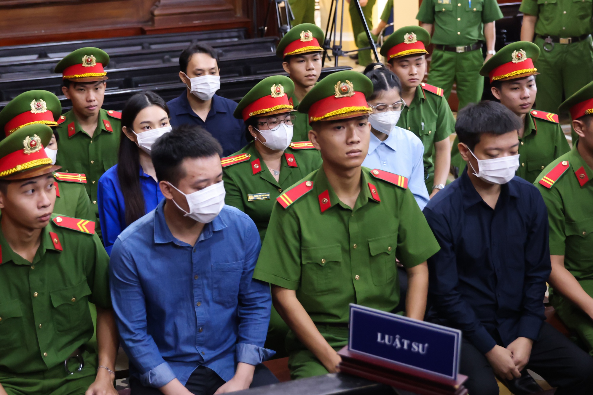 Tiến Nguyễn, chị gái Quang Linh đến phiên tòa xét xử vụ kẹo rau KERA- Ảnh 1.