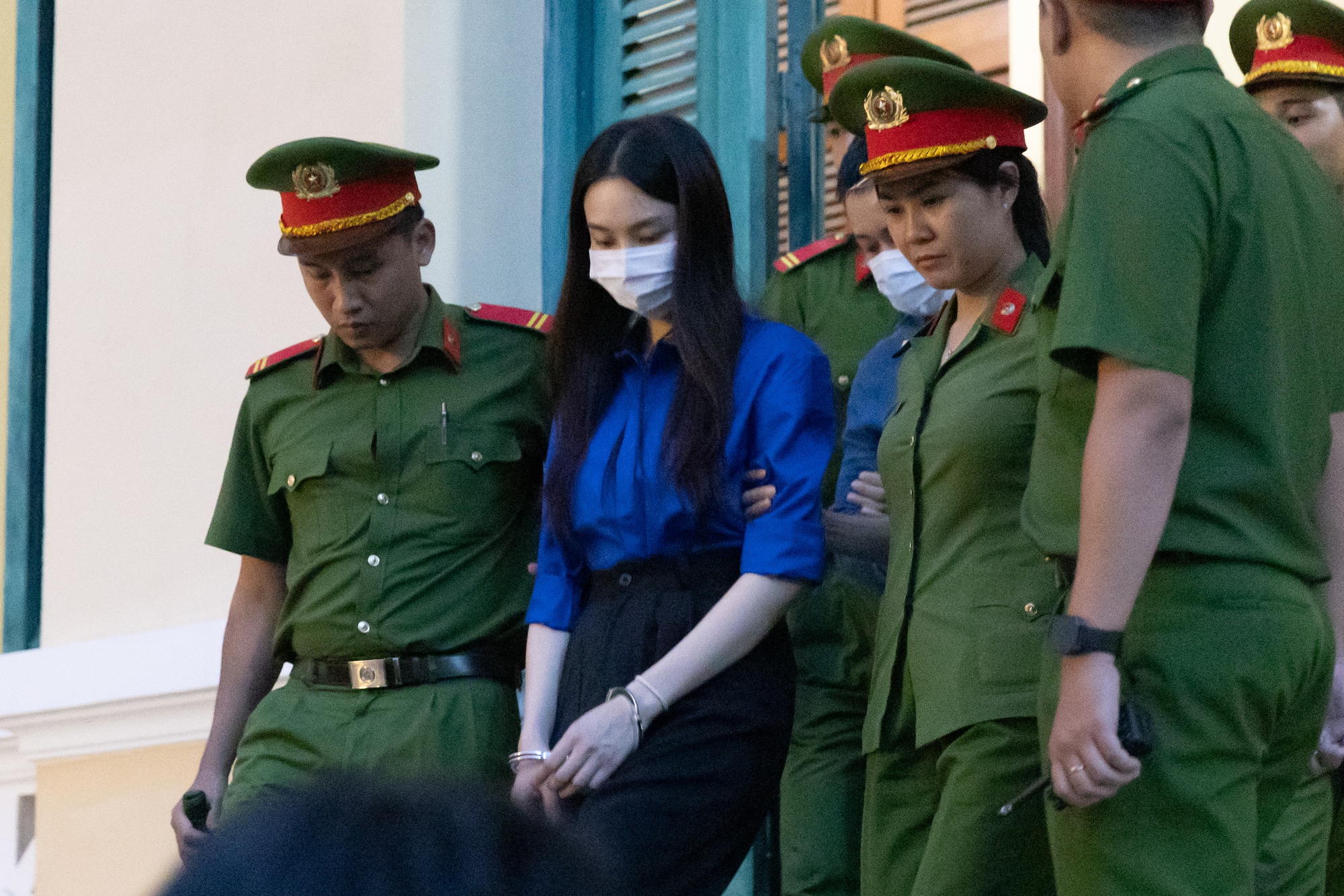 Mẹ Thùy Tiên gục khóc, con gái vẫy tay chào sau khi nghe tòa tuyên án 2 năm tù- Ảnh 4. Mẹ Thùy Tiên gục khóc, con gái vẫy tay chào sau khi nghe tòa tuyên án 2 năm tù- Ảnh 4.