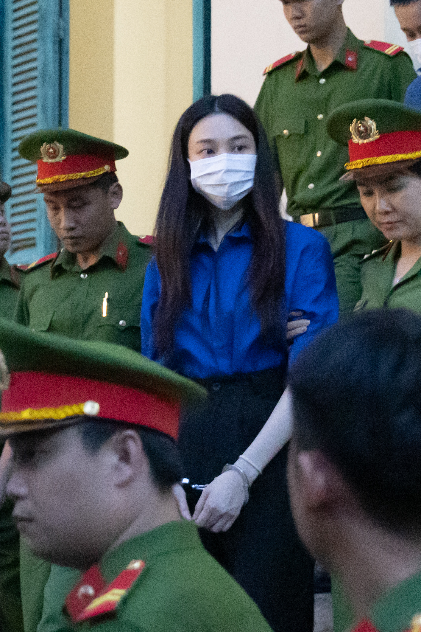 Mẹ Thùy Tiên gục khóc, con gái vẫy tay chào sau khi nghe tòa tuyên án 2 năm tù- Ảnh 5. Mẹ Thùy Tiên gục khóc, con gái vẫy tay chào sau khi nghe tòa tuyên án 2 năm tù- Ảnh 5.