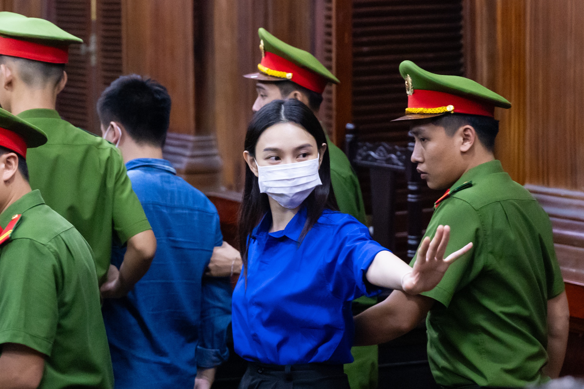 Mẹ Thùy Tiên gục khóc, con gái vẫy tay chào sau khi nghe tòa tuyên án 2 năm tù- Ảnh 1. Mẹ Thùy Tiên gục khóc, con gái vẫy tay chào sau khi nghe tòa tuyên án 2 năm tù- Ảnh 1.