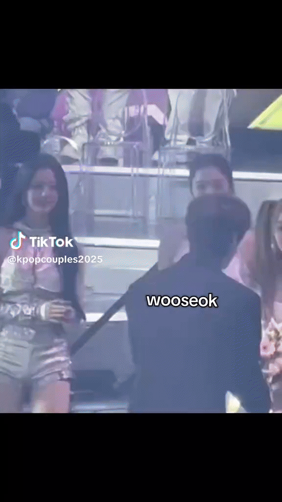 Lộ clip công chúa Kpop liếc mắt đưa tình với nam thần showbiz, cặp đôi Cõng Anh Mà Chạy vậy là toang?- Ảnh 1. Lộ clip công chúa Kpop liếc mắt đưa tình với nam thần showbiz, cặp đôi Cõng Anh Mà Chạy vậy là toang?- Ảnh 1.