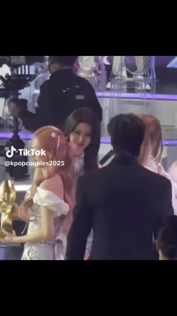 Lộ clip công chúa Kpop liếc mắt đưa tình với nam thần showbiz, cặp đôi Cõng Anh Mà Chạy vậy là toang?- Ảnh 2. Lộ clip công chúa Kpop liếc mắt đưa tình với nam thần showbiz, cặp đôi Cõng Anh Mà Chạy vậy là toang?- Ảnh 2.