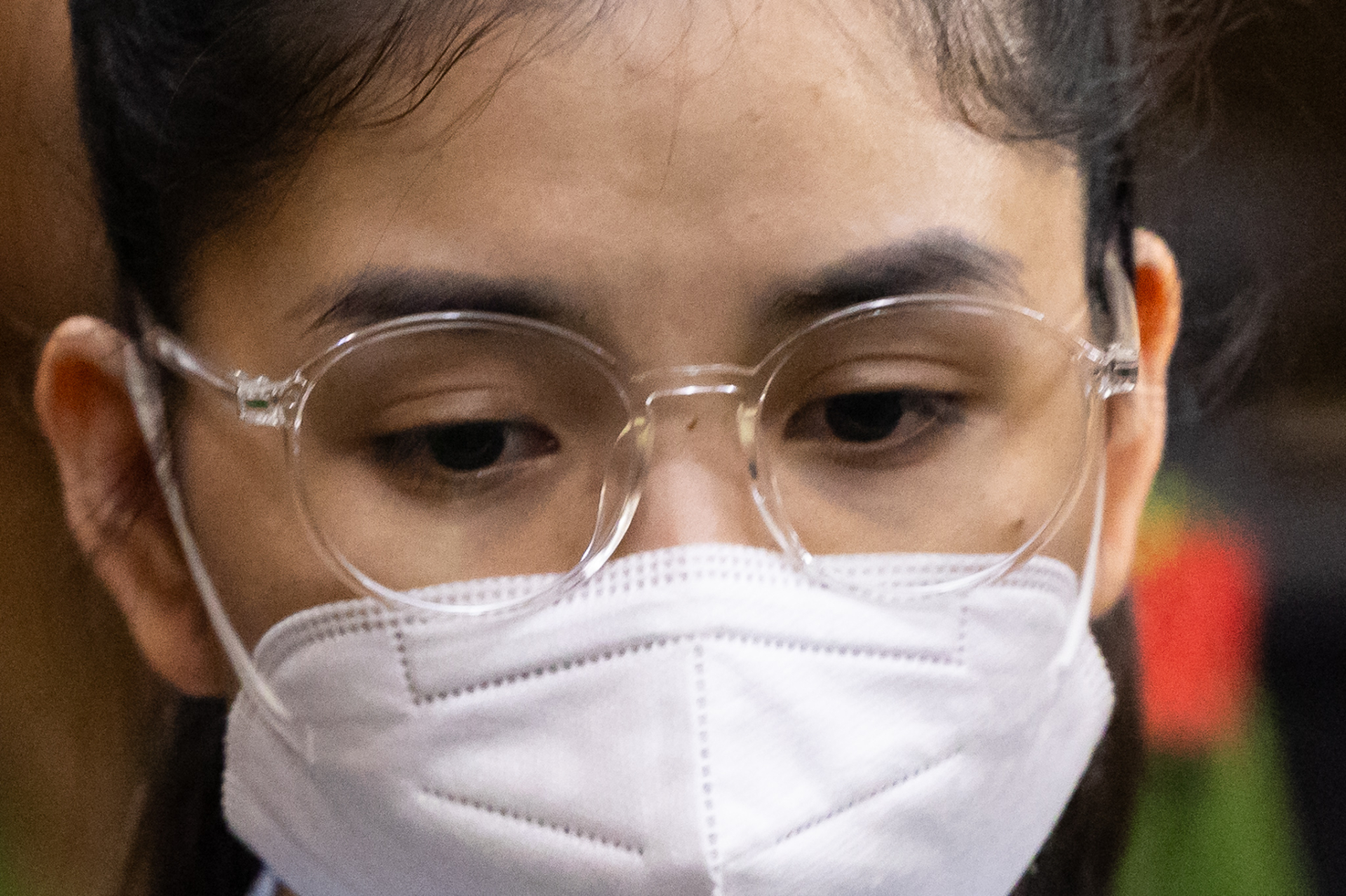 CLIP: Hằng Du Mục bật khóc khi luật sư đề cập "bị cáo vẫn phải vắt sữa vì đang nuôi con nhỏ"- Ảnh 2.