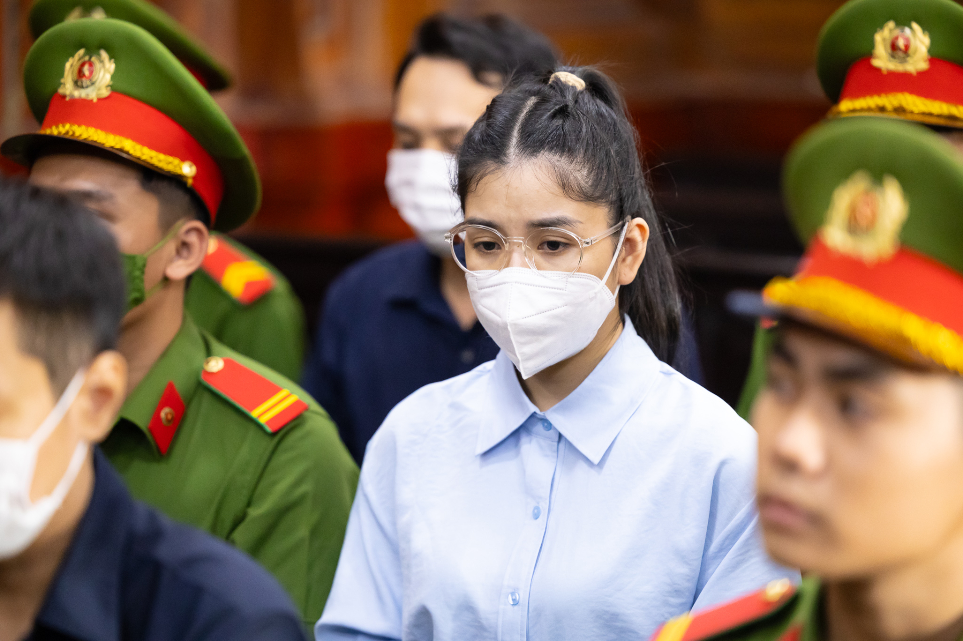 CLIP: Hằng Du Mục bật khóc khi luật sư đề cập "bị cáo vẫn phải vắt sữa vì đang nuôi con nhỏ"- Ảnh 1.