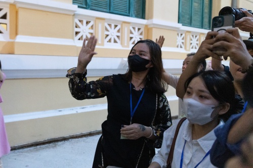 Mẹ Thùy Tiên gục khóc, con gái vẫy tay chào sau khi nghe tòa tuyên án 2 năm tù- Ảnh 6. Mẹ Thùy Tiên gục khóc, con gái vẫy tay chào sau khi nghe tòa tuyên án 2 năm tù- Ảnh 6.