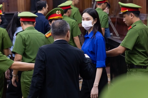 Mẹ Thùy Tiên gục khóc, con gái vẫy tay chào sau khi nghe tòa tuyên án 2 năm tù- Ảnh 2. Mẹ Thùy Tiên gục khóc, con gái vẫy tay chào sau khi nghe tòa tuyên án 2 năm tù- Ảnh 2.